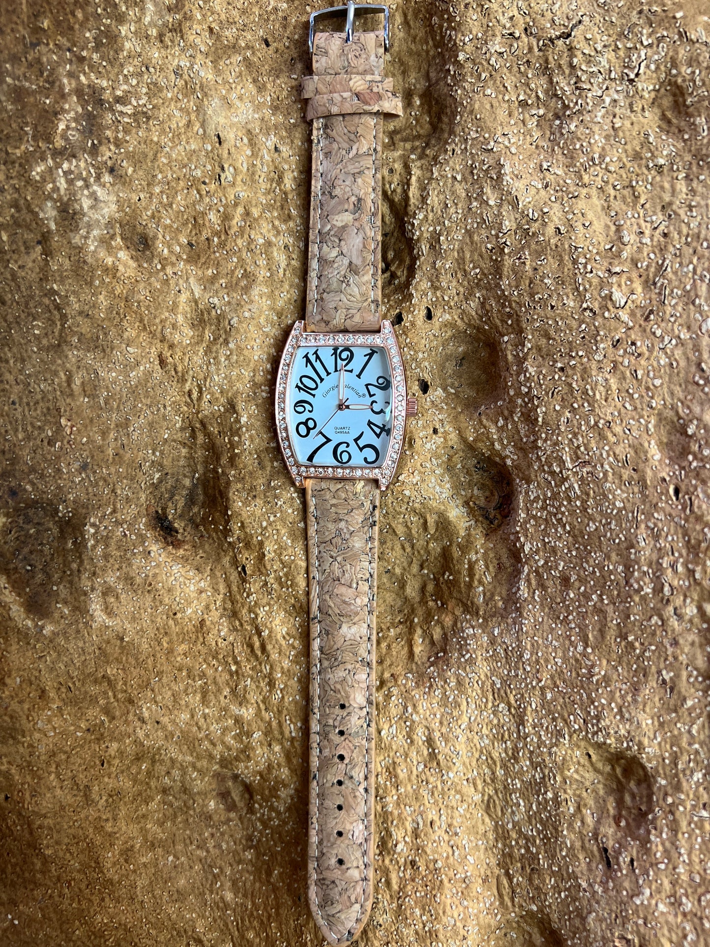 La montre avec bracelet en liège et cadran Rose Gold est une combinaison élégante de style et de durabilité. Le bracelet en liège naturel offre une sensation douce et agréable au poignet, tout en étant respectueux de l'environnement.
