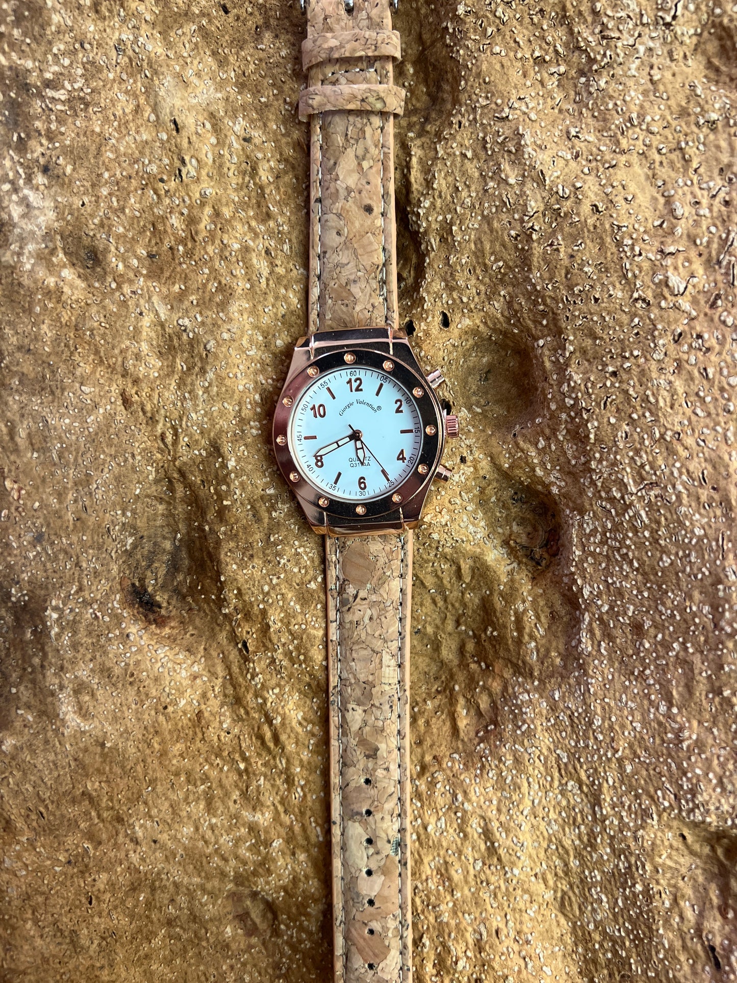 La montre avec bracelet en liège et cadran Rose Gold est une combinaison élégante de style et de durabilité. Le bracelet en liège naturel offre une sensation douce et agréable au poignet, tout en étant respectueux de l'environnement.