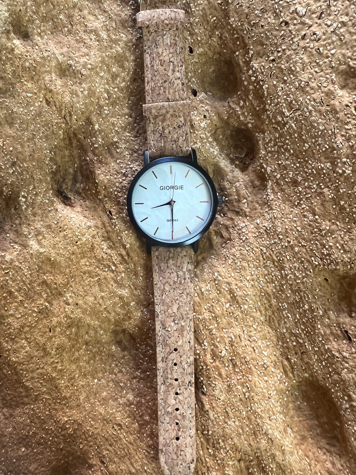 La montre avec bracelet en liège et cadran noir est une combinaison élégante de style et de durabilité. Le bracelet en liège naturel offre une sensation douce et agréable au poignet, tout en étant respectueux de l'environnement.