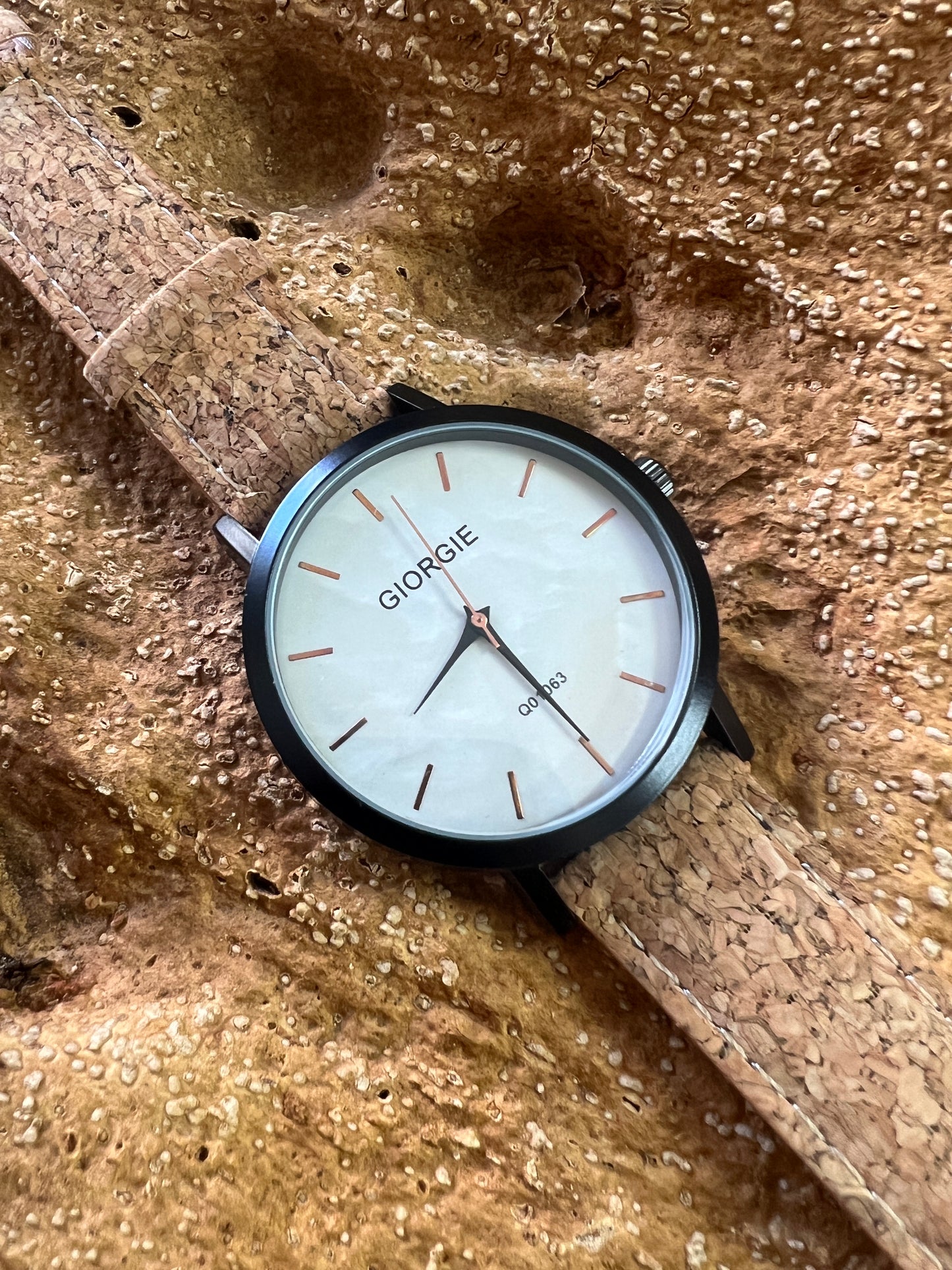 La montre avec bracelet en liège et cadran noir est une combinaison élégante de style et de durabilité. Le bracelet en liège naturel offre une sensation douce et agréable au poignet, tout en étant respectueux de l'environnement.