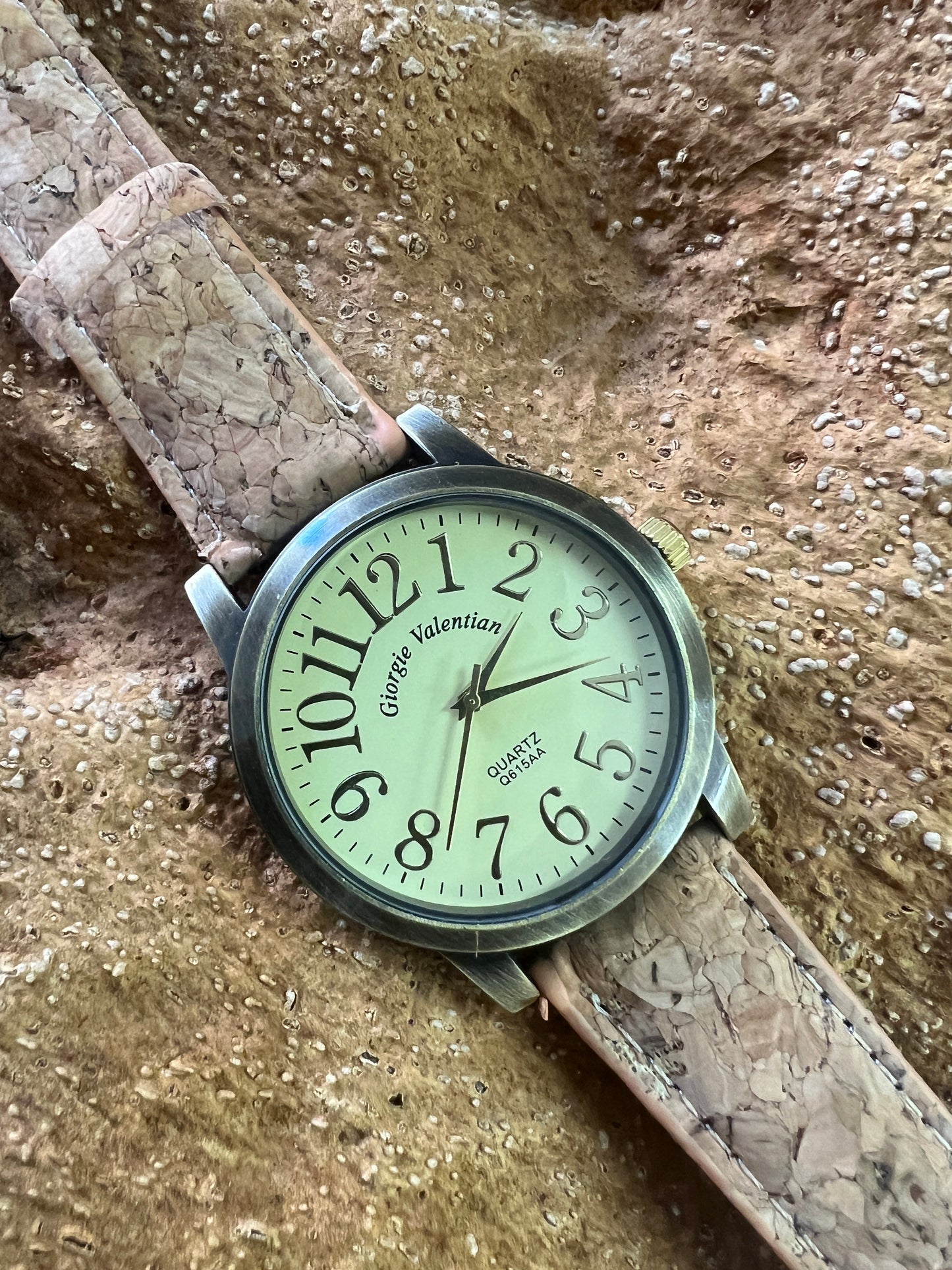 La montre avec bracelet en liège et cadran doré vieilli est une combinaison élégante de style et de durabilité. Le bracelet en liège naturel offre une sensation douce et agréable au poignet, tout en étant respectueux de l'environnement.