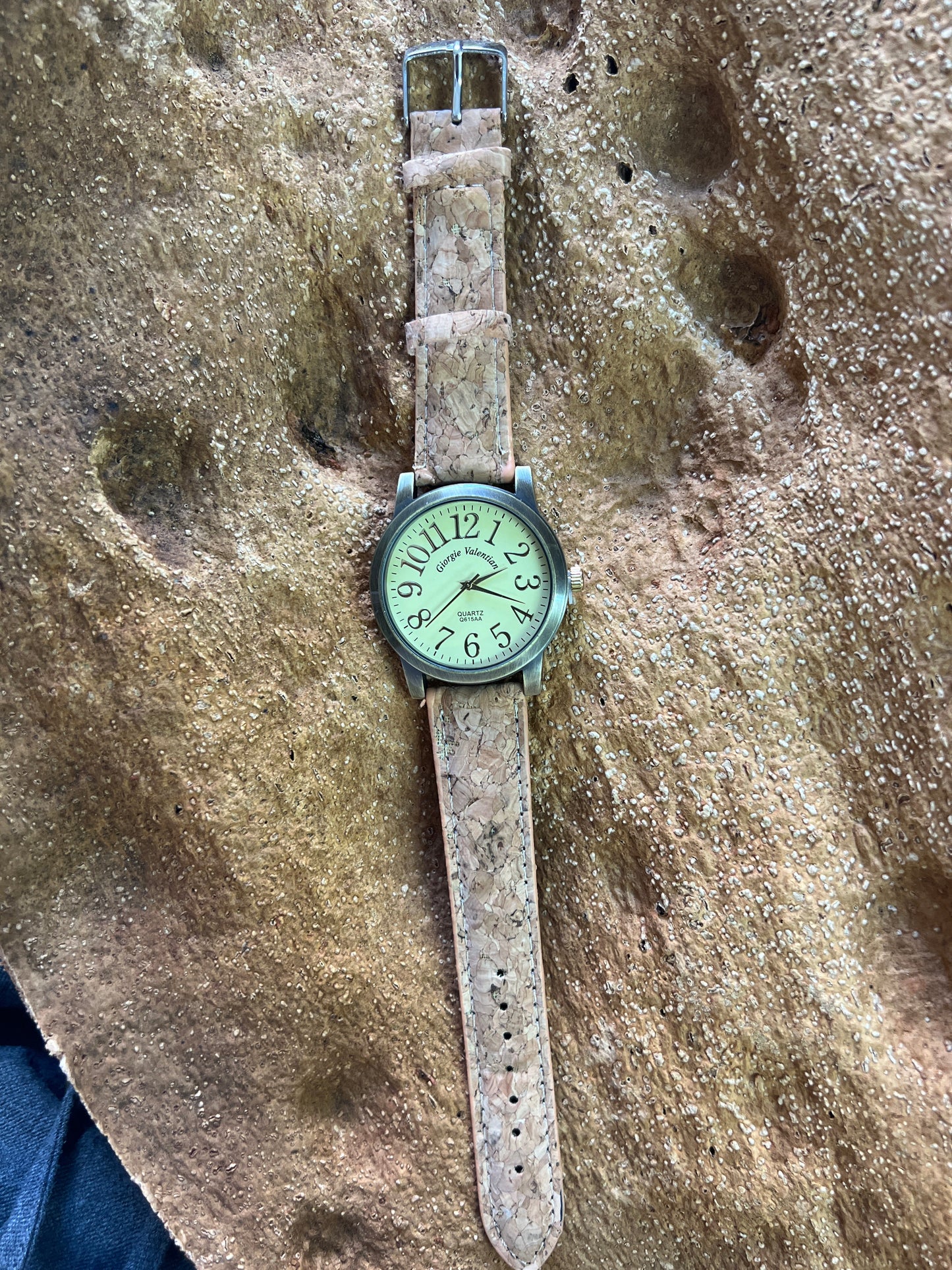 La montre avec bracelet en liège et cadran doré vieilli est une combinaison élégante de style et de durabilité. Le bracelet en liège naturel offre une sensation douce et agréable au poignet, tout en étant respectueux de l'environnement.