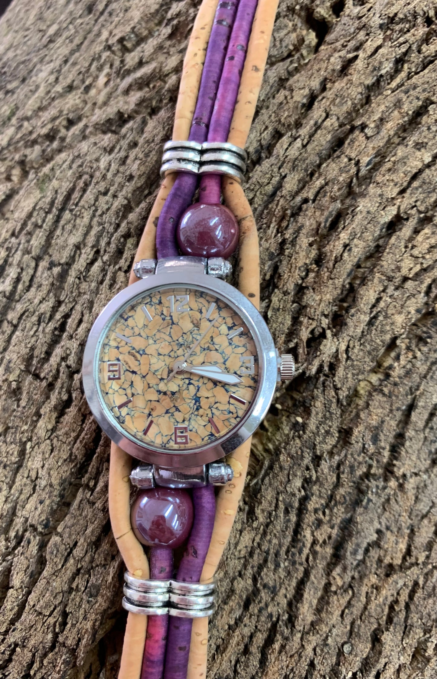 Montre perle et bracelet violet liège cadran argent intérieur coloré zoomé