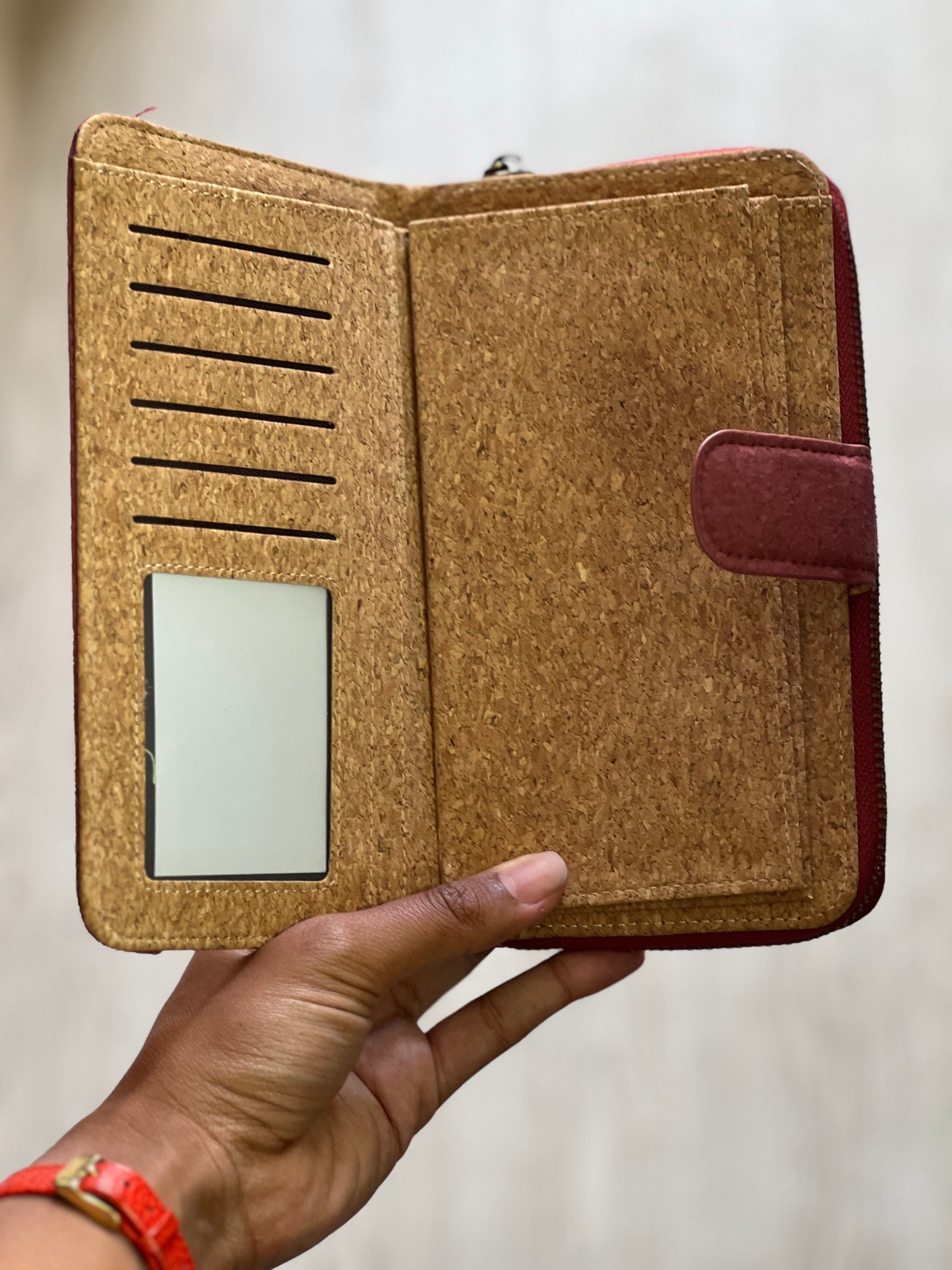 Ce porte-feuille en liège naturel est un accessoire pratique et écologique. Il est léger, souple et résistant à l'eau et aux taches. Il dispose de plusieurs compartiments pour ranger les cartes de crédit et les billets.