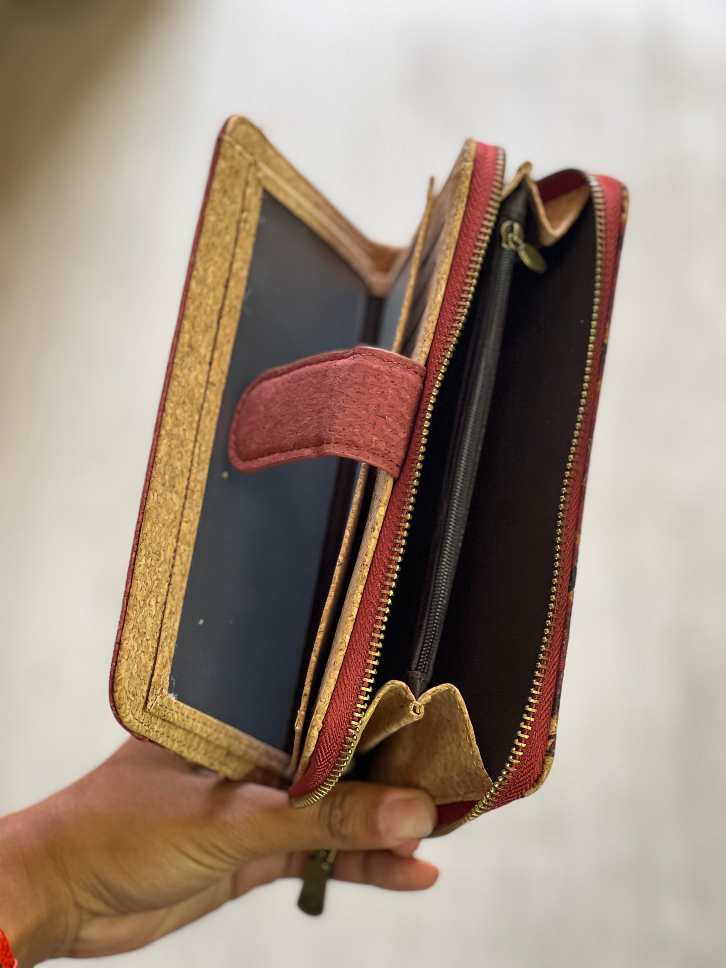 Ce porte-feuille en liège naturel est un accessoire pratique et écologique. Il est léger, souple et résistant à l'eau et aux taches. Il dispose de plusieurs compartiments pour ranger les cartes de crédit et les billets.