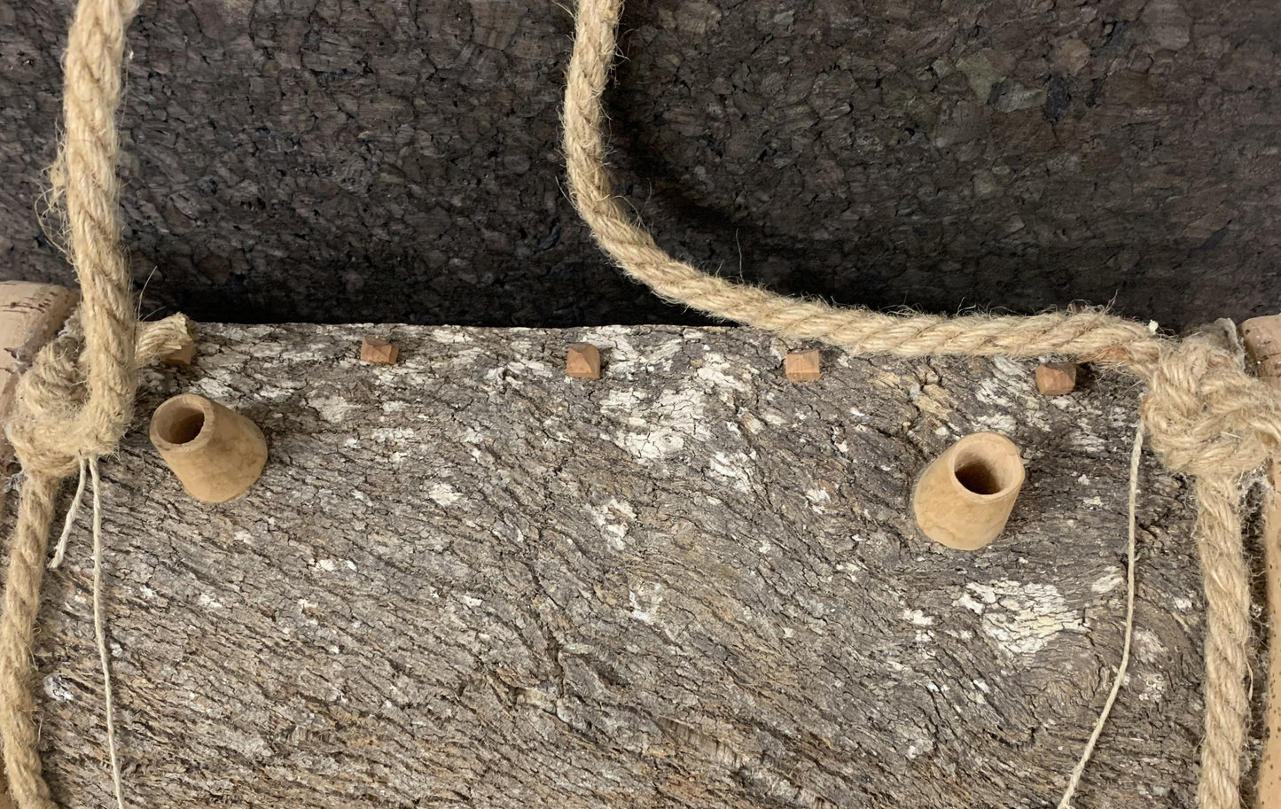 Ornement bûche en liège zoomé sur les détails