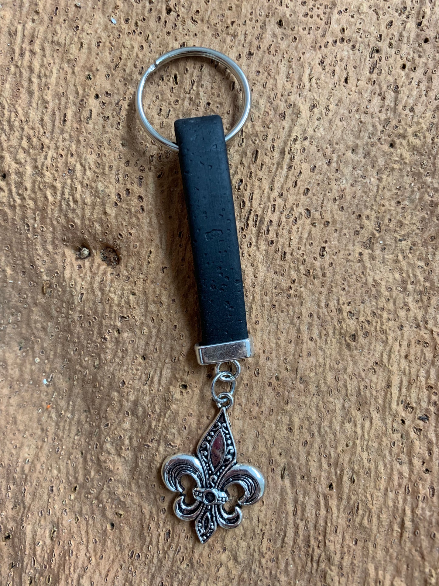 Porte-clés en liège Fleur de Lys Noir