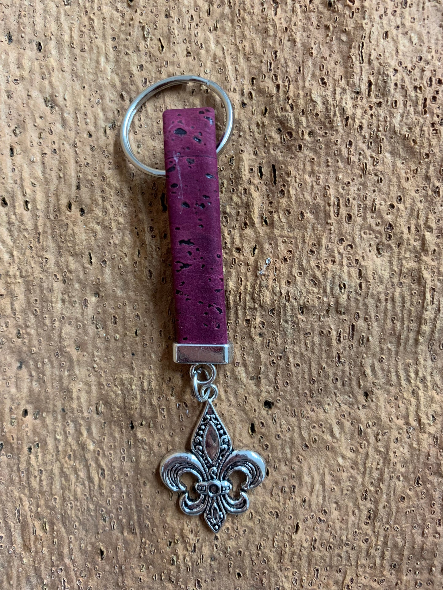 Porte-clés en liège Fleur de Lys Violet