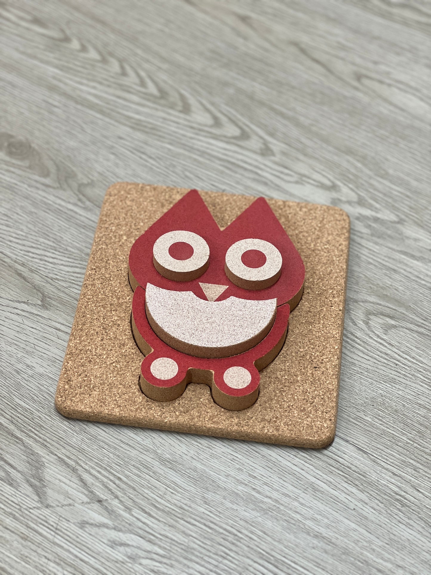 Le puzzle en forme de chouette en liège pour petits enfants est à la fois amusant et éducatif. Fabriqué à partir de liège léger et résistant, ce puzzle offre une expérience de jeu engageante pour les tout-petits.
