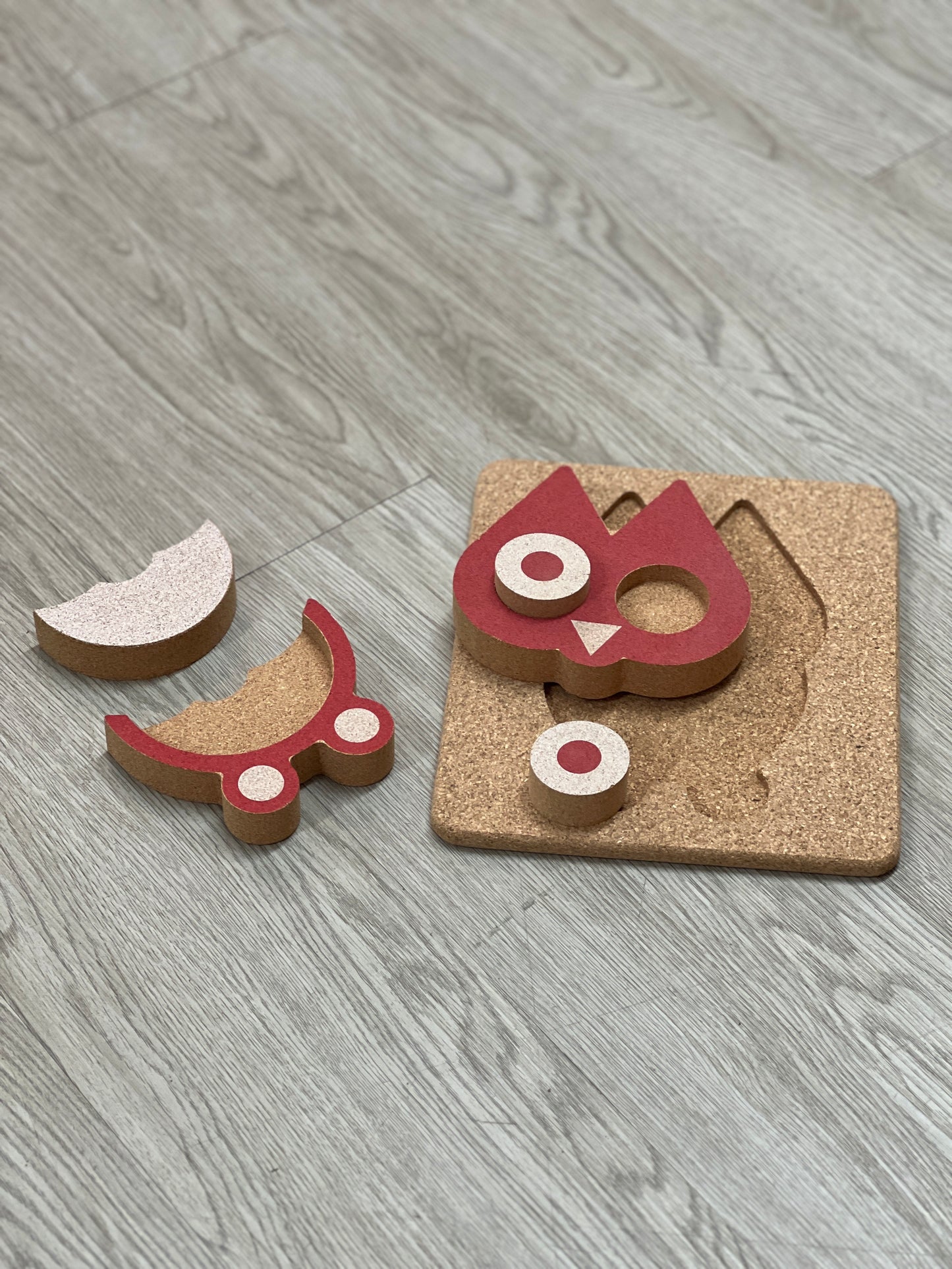 Le puzzle en forme de chouette en liège pour petits enfants est à la fois amusant et éducatif. Fabriqué à partir de liège léger et résistant, ce puzzle offre une expérience de jeu engageante pour les tout-petits.