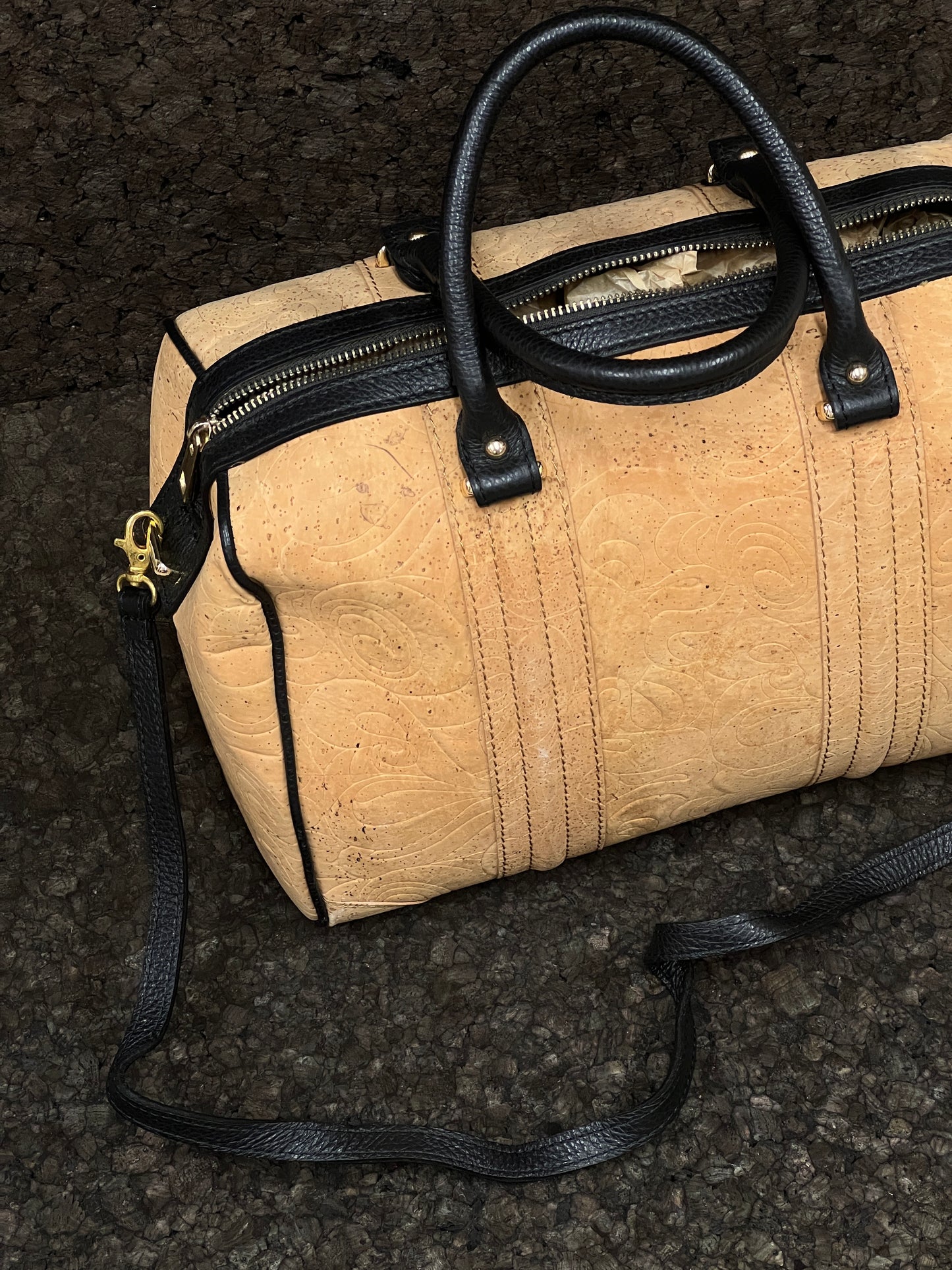 Découvrez l'élégance et la fonctionnalité de ce sac en cuir de liège éco-responsable, créé avec soin par une talentueuse créatrice de Sardaigne. La combinaison bi-couleur de noir et de liège brut confère à ce sac une allure naturelle et moderne. Il peut être porté à la main grâce à ses anses, mais aussi en bandoulière grâce à sa sangle en cuir ajustable.