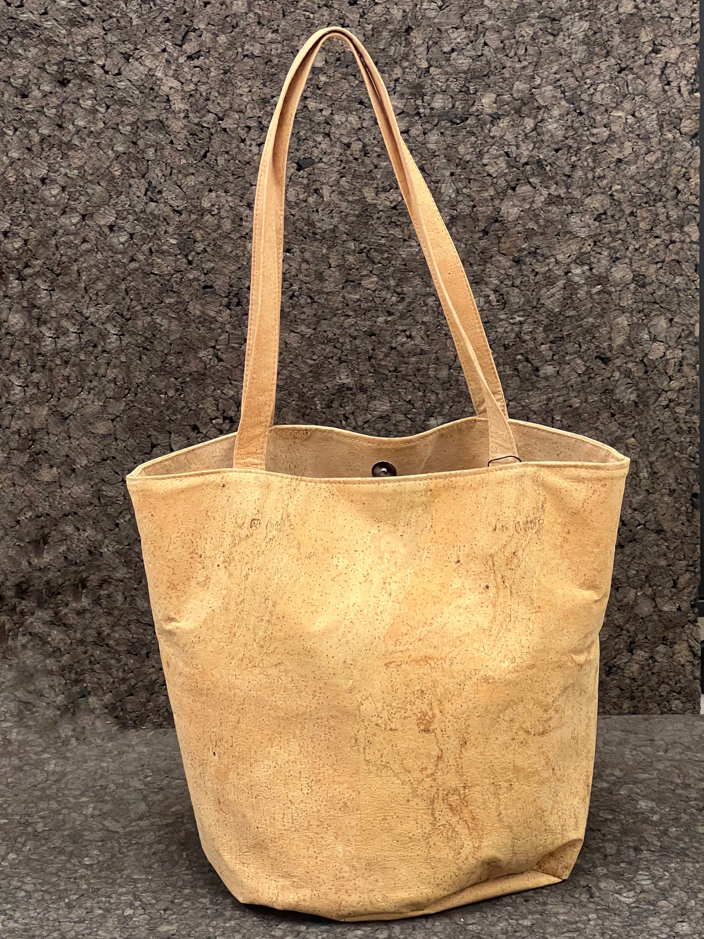 Découvrez l'élégance et l'originalité de ce cabas en cuir de liège éco-responsable, méticuleusement conçu par une talentueuse créatrice de Sardaigne. Ce sac arbore une magnifique broderie représentant le visage d'une femme entouré de fleurs, ajoutant une touche artistique et féminine. À l'intérieur, vous trouverez une doublure en tissu délicat, offrant une protection douce à vos effets personnels.
