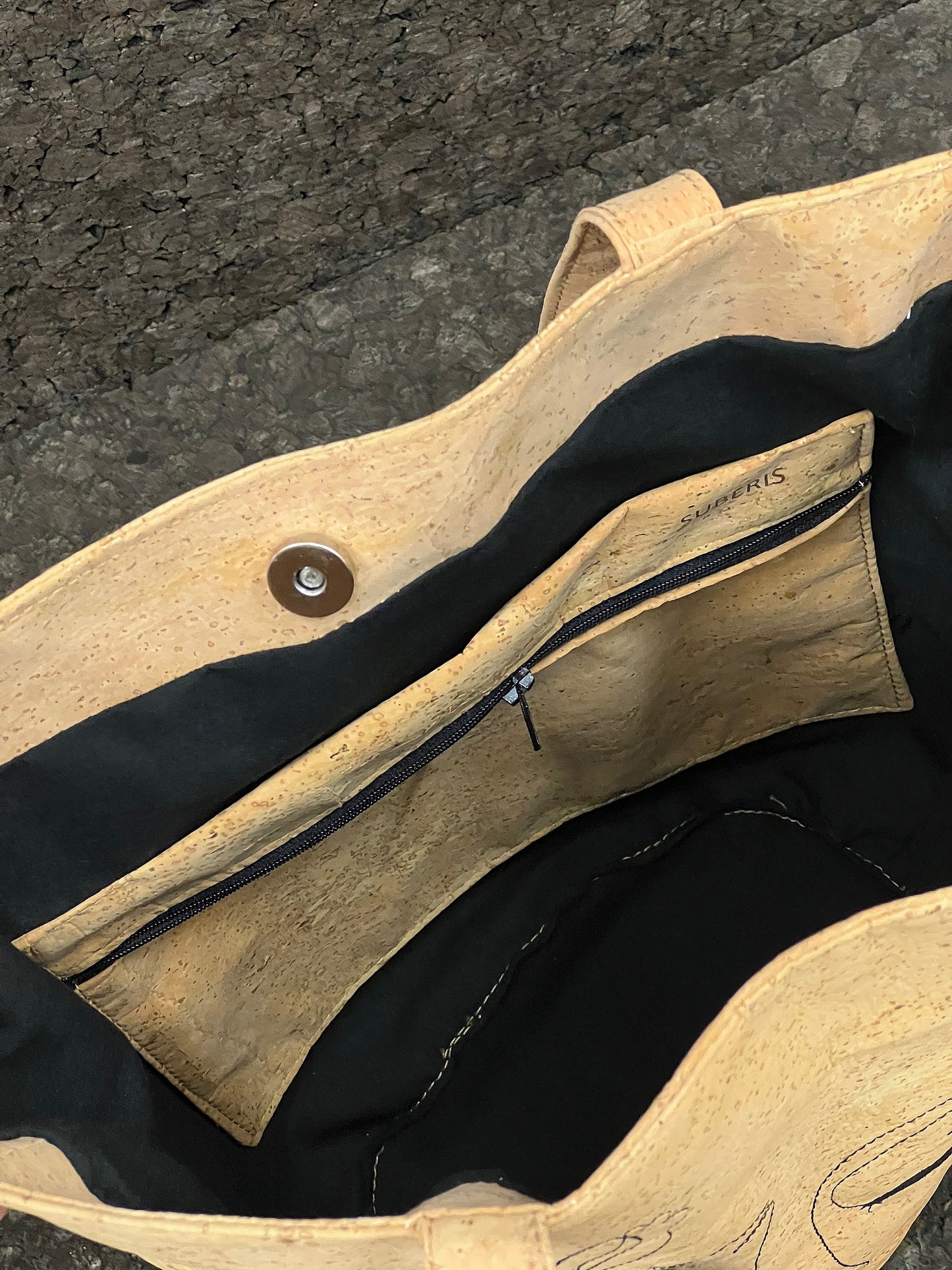 Découvrez l'élégance et l'originalité de ce cabas en cuir de liège éco-responsable, méticuleusement conçu par une talentueuse créatrice de Sardaigne. Ce sac arbore une magnifique broderie représentant le visage d'une femme entouré de fleurs, ajoutant une touche artistique et féminine. À l'intérieur, vous trouverez une doublure en tissu délicat, offrant une protection douce à vos effets personnels.