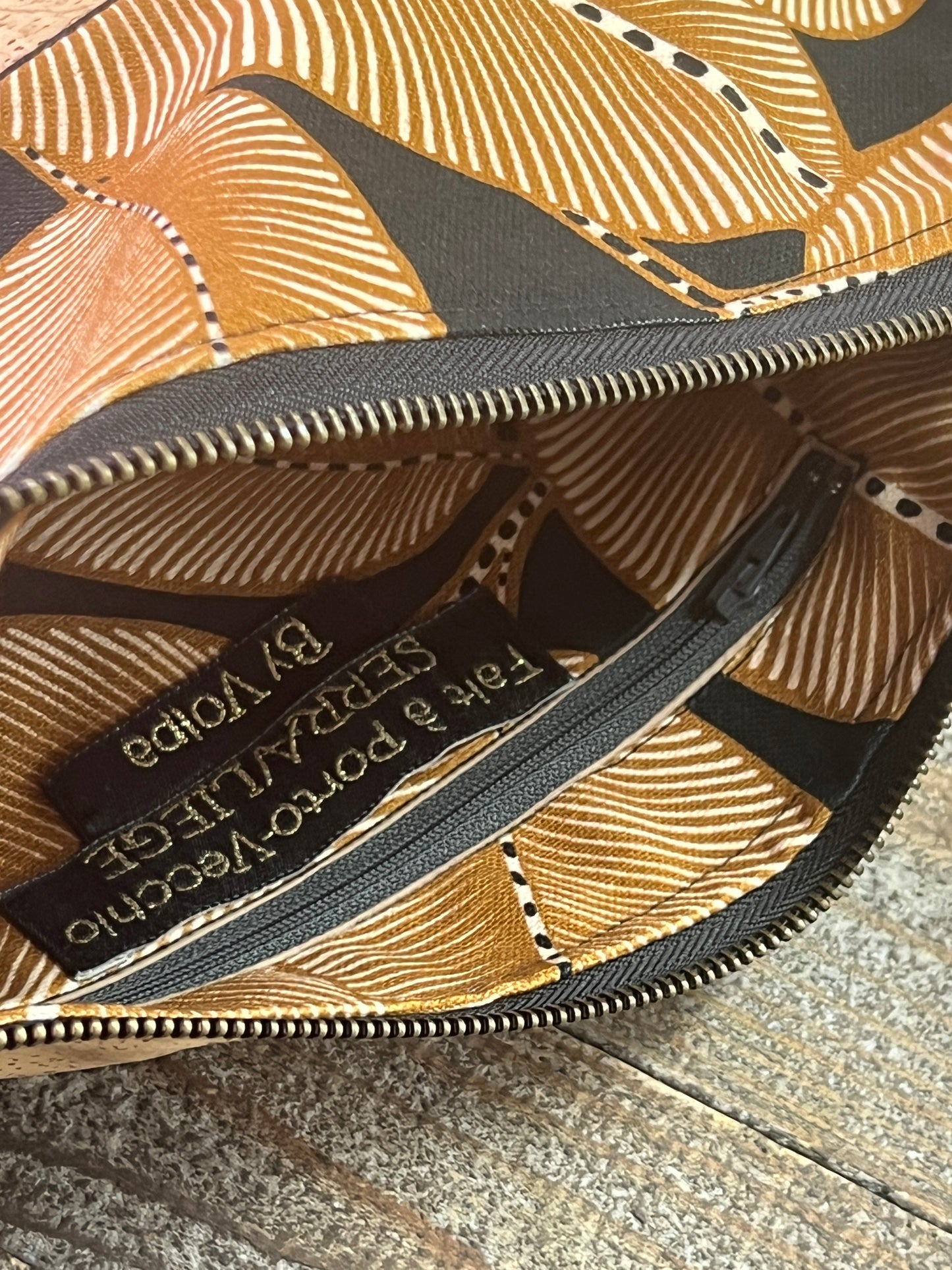La pochette en cuir de liège, fabriquée à la main par une créatrice de Porto Vecchio, incarne un artisanat authentique et unique. Elle présente une combinaison de couleurs bi-couleur, mettant en valeur la beauté naturelle du cuir de liège. Le devant de la pochette est orné d'un motif de feuillage, ajoutant une touche artistique et inspirée par la nature.