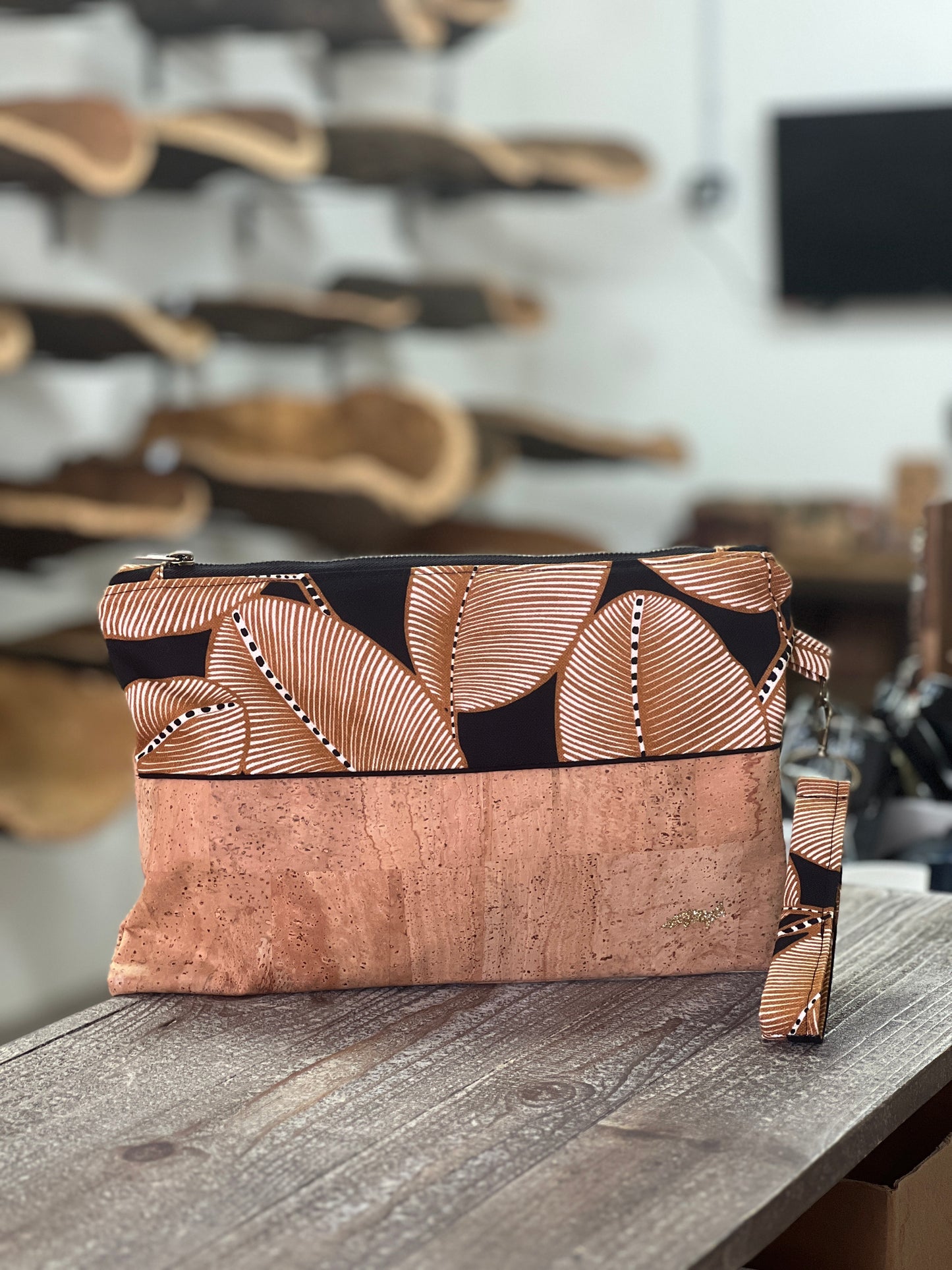 La pochette en cuir de liège, fabriquée à la main par une créatrice de Porto Vecchio, incarne un artisanat authentique et unique. Elle présente une combinaison de couleurs bi-couleur, mettant en valeur la beauté naturelle du cuir de liège. Le devant de la pochette est orné d'un motif de feuillage, ajoutant une touche artistique et inspirée par la nature.