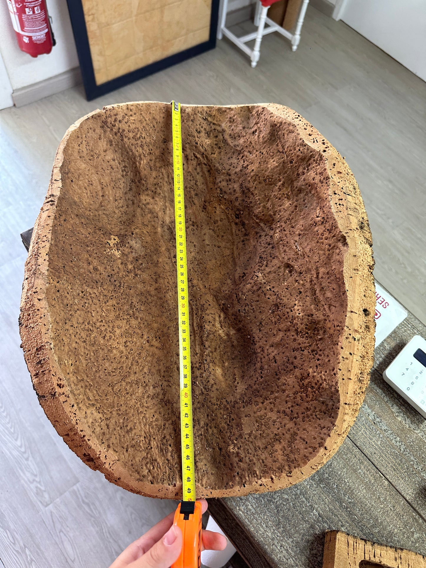 Les coupes en liège sont des objets de décoration uniques et écologiques qui ajoutent une touche naturelle à n'importe quelle table. Fabriquées à la main en utilisant du liège prélevé localement dans les forêts corses, ces coupes sont taillées au couteau pour obtenir des formes et des textures uniques.