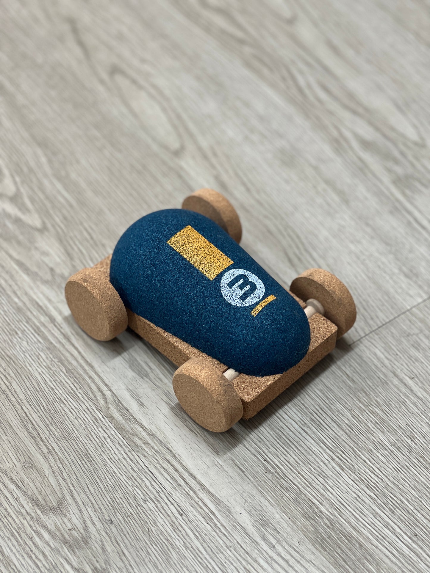 La petite voiture en liège est un jouet durable et solide qui garantit des heures de plaisir à votre enfant. Fabriquée à partir de liège naturel et renouvelable, cette voiture respecte l'environnement tout en étant sûre à utiliser.
