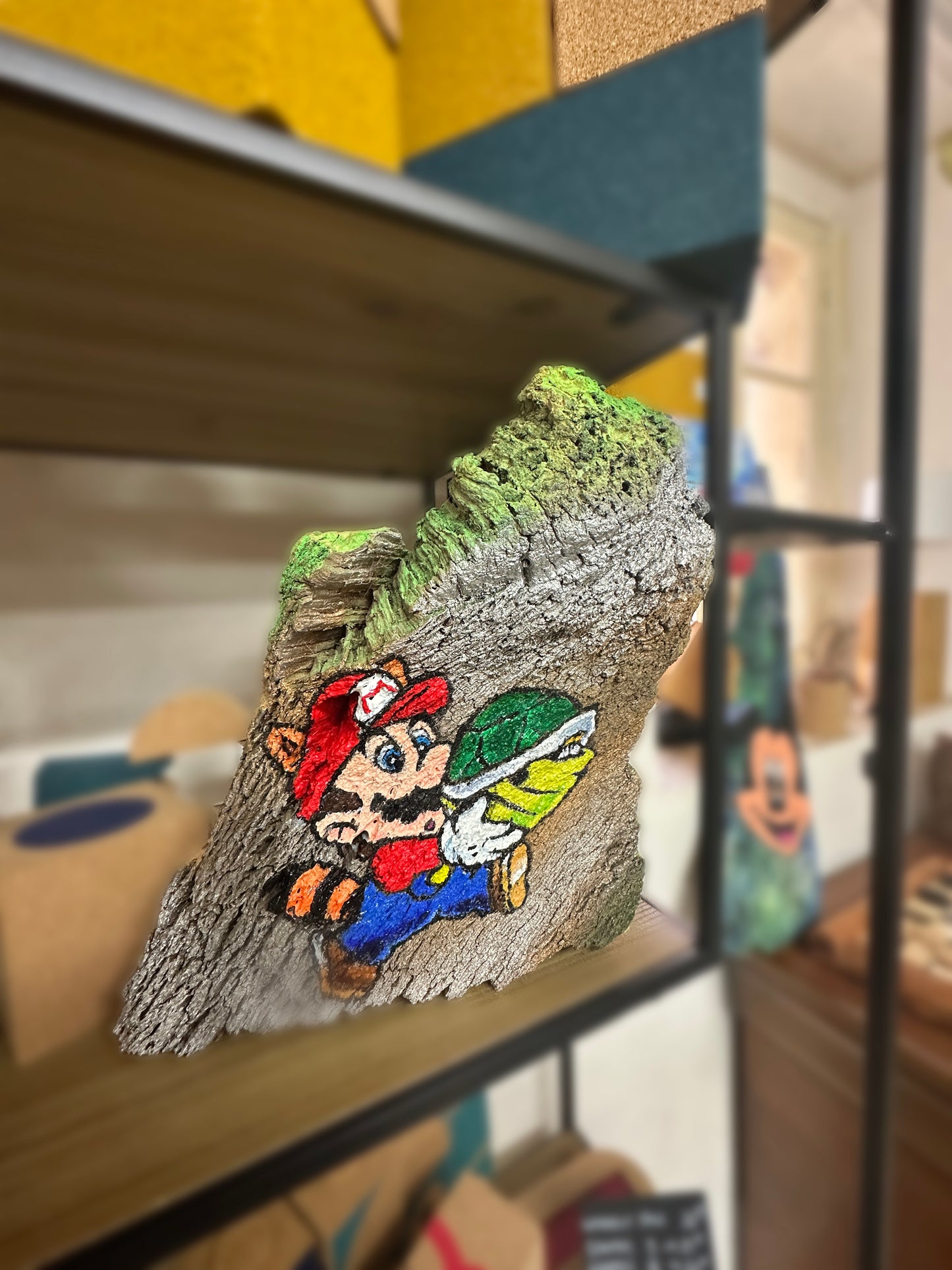 magnifique peinture sur liège, qui évoque les souvenirs chaleureux de cette icône emblématique des jeux vidéo. Réalisée par Lorie Renaud passionnée et talentueuse. La toile en liège, choisie délibérément pour son caractère écologique et sa texture rustique, apporte une dimension supplémentaire à l'œuvre.