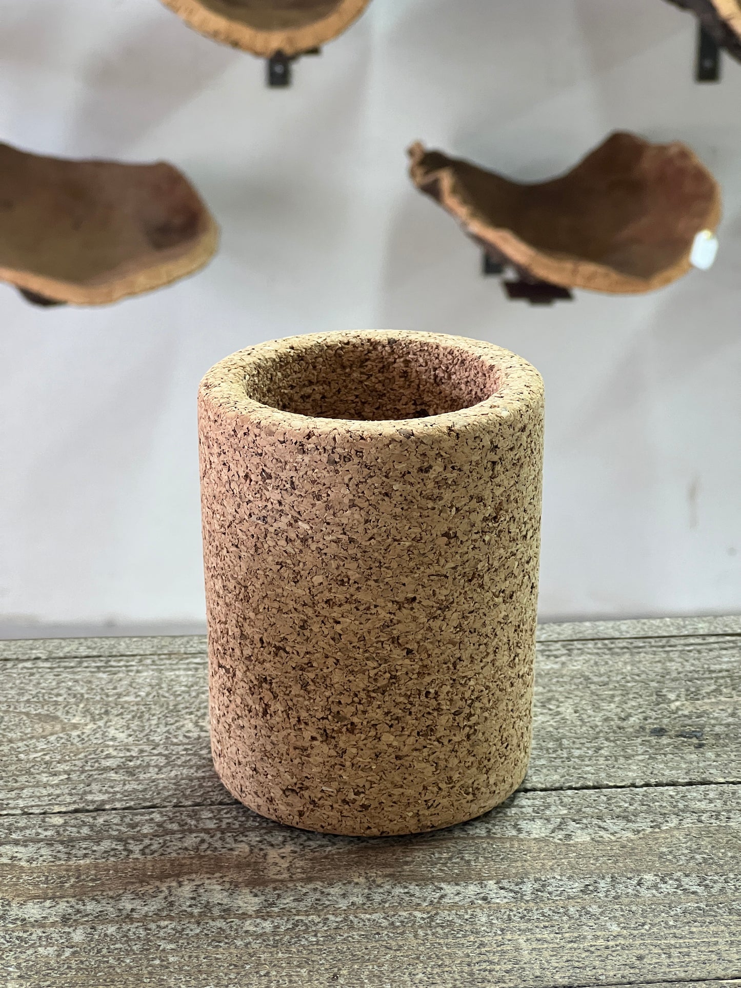 Le porte-stylo en liège est un accessoire pratique et esthétique pour organiser vos stylos et crayons. Fabriqué à partir de liège naturel, il présente une texture douce et agréable au toucher. Sa couleur naturelle et chaleureuse apporte une touche d'élégance à votre espace de travail. Avec ses compartiments bien définis, il offre un rangement fonctionnel pour vos instruments d'écriture, vous permettant de les garder à portée de main et de les trouver facilement.