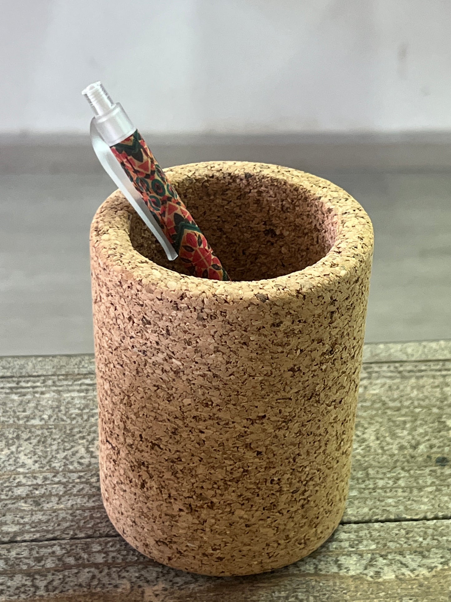 Le porte-stylo en liège est un accessoire pratique et esthétique pour organiser vos stylos et crayons. Fabriqué à partir de liège naturel, il présente une texture douce et agréable au toucher. Sa couleur naturelle et chaleureuse apporte une touche d'élégance à votre espace de travail. Avec ses compartiments bien définis, il offre un rangement fonctionnel pour vos instruments d'écriture, vous permettant de les garder à portée de main et de les trouver facilement.