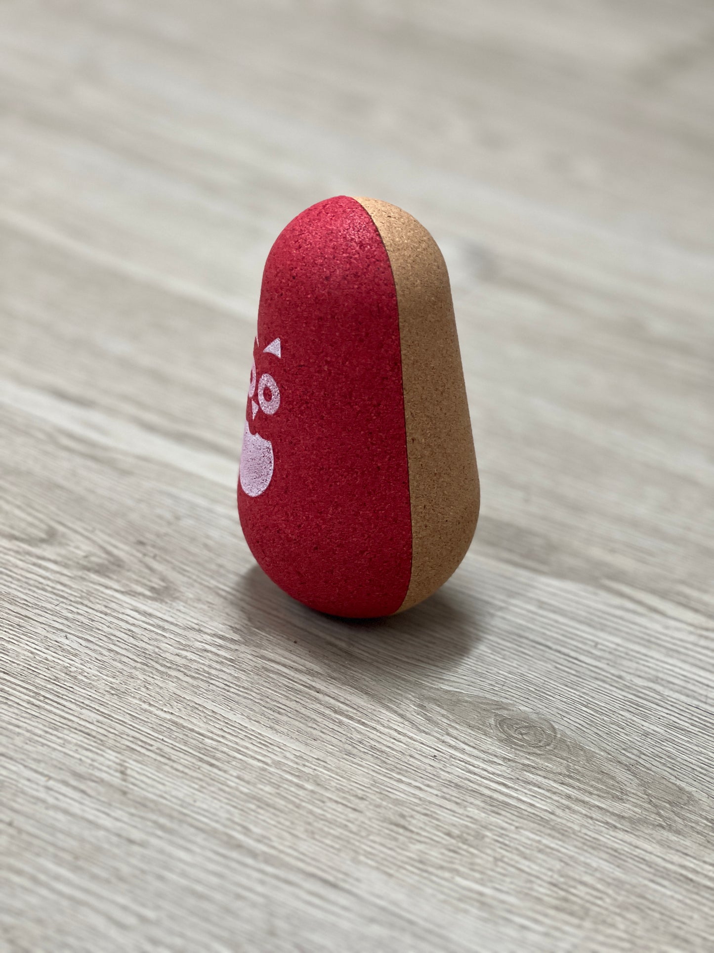 Wobbly Olw est un jouet pour enfants en liège dont la base arrondie est lestée de sorte que, même si le jouet est renversée, il se redresse toujours et revient à la verticale. Dès le plus jeune âge, les enfants prendront plaisir à bousculer ce jouet et à le regarder se dandiner.