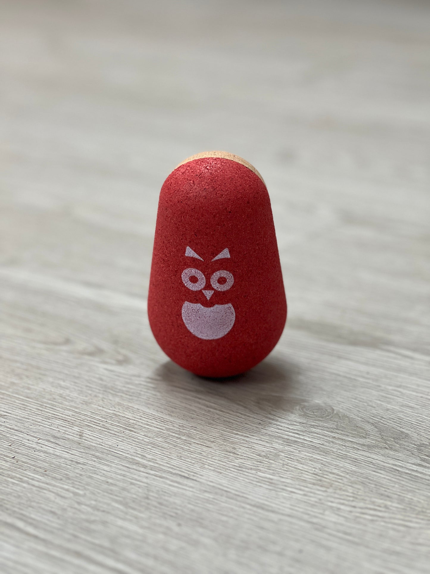 Wobbly Olw est un jouet pour enfants en liège dont la base arrondie est lestée de sorte que, même si le jouet est renversée, il se redresse toujours et revient à la verticale. Dès le plus jeune âge, les enfants prendront plaisir à bousculer ce jouet et à le regarder se dandiner.