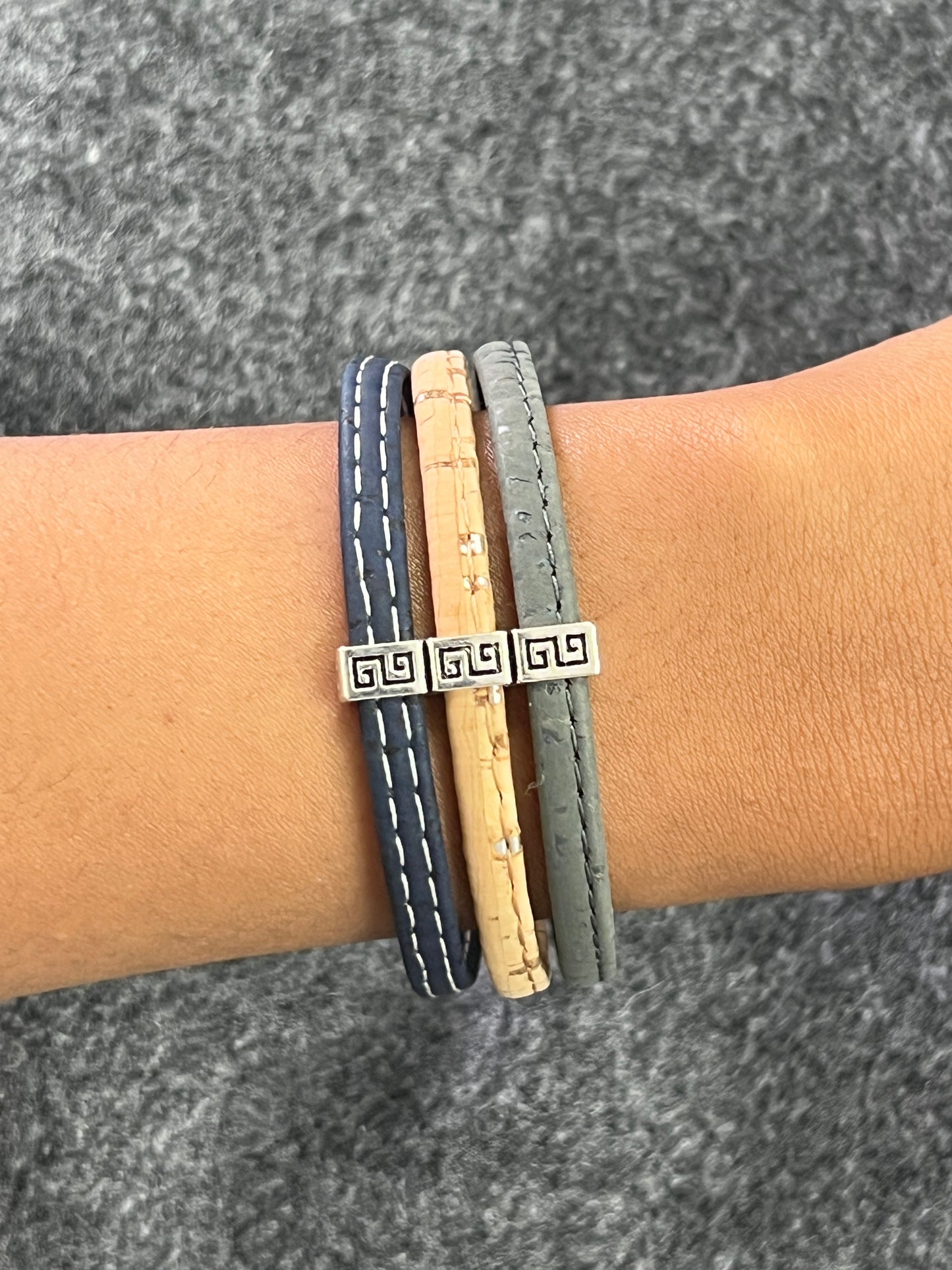 Cette gamme de bracelets est fabriqué en Corse, à Ajaccio. Le bracelet en lui même est composé de trois brins en liège de 5mm chacun, monté de ferrures en acier inoxydable.