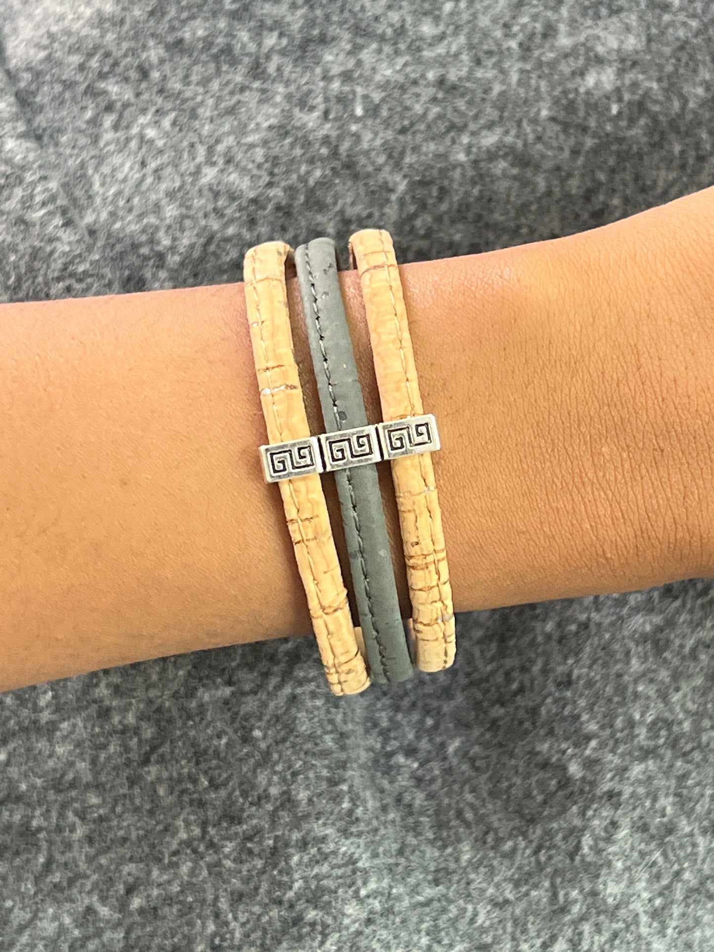 Cette gamme de bracelets est fabriqué en Corse, à Ajaccio. Le bracelet en lui même est composé de trois brins en liège de 5mm chacun, monté de ferrures en acier inoxydable.