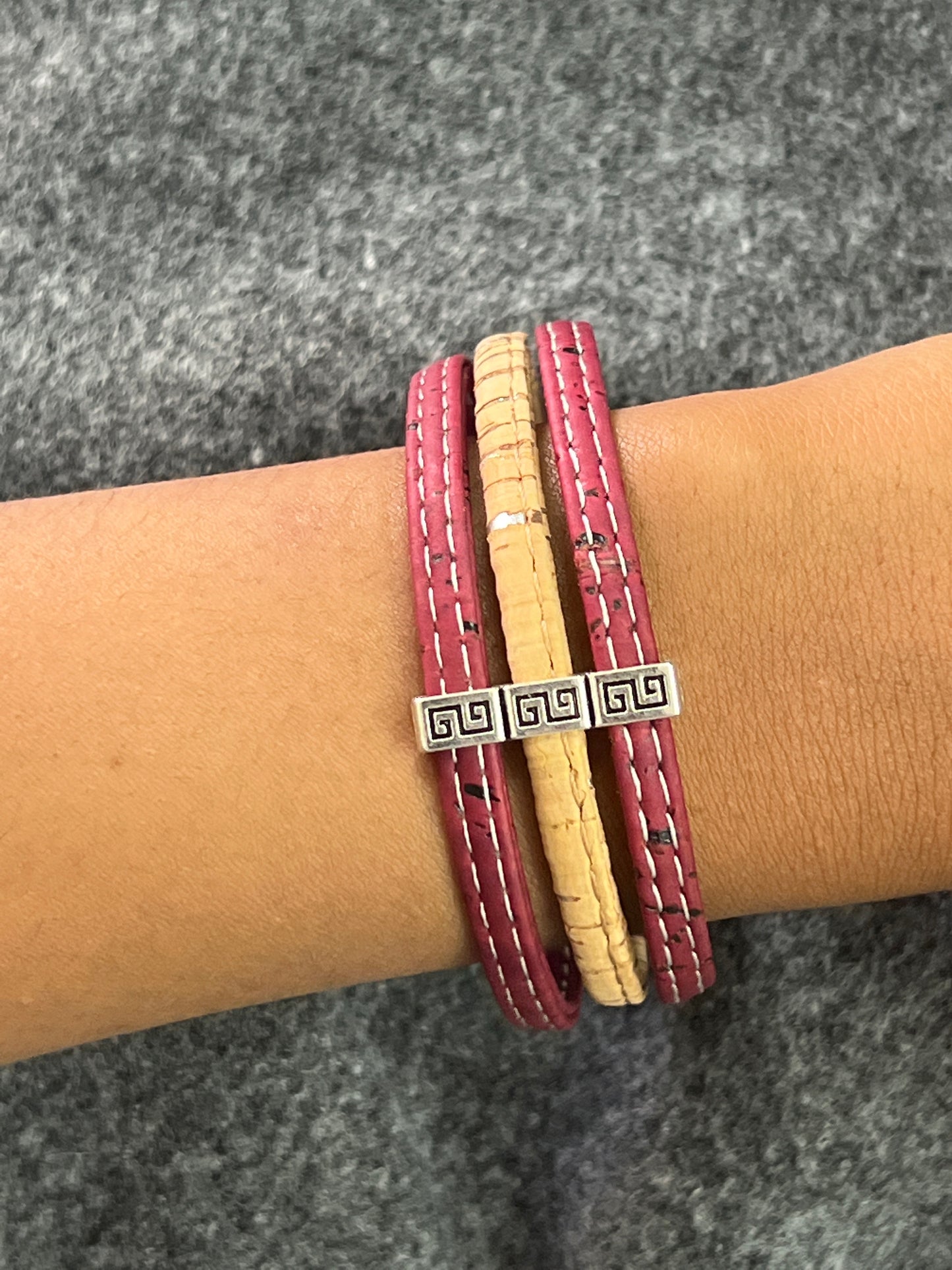 Cette gamme de bracelets est fabriqué en Corse, à Ajaccio. Le bracelet en lui même est composé de trois brins en liège de 5mm chacun, monté de ferrures en acier inoxydable.