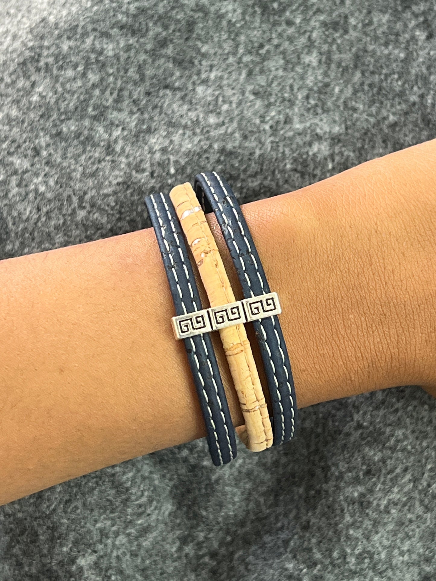 Cette gamme de bracelets est fabriqué en Corse, à Ajaccio. Le bracelet en lui même est composé de trois brins en liège de 5mm chacun, monté de ferrures en acier inoxydable.