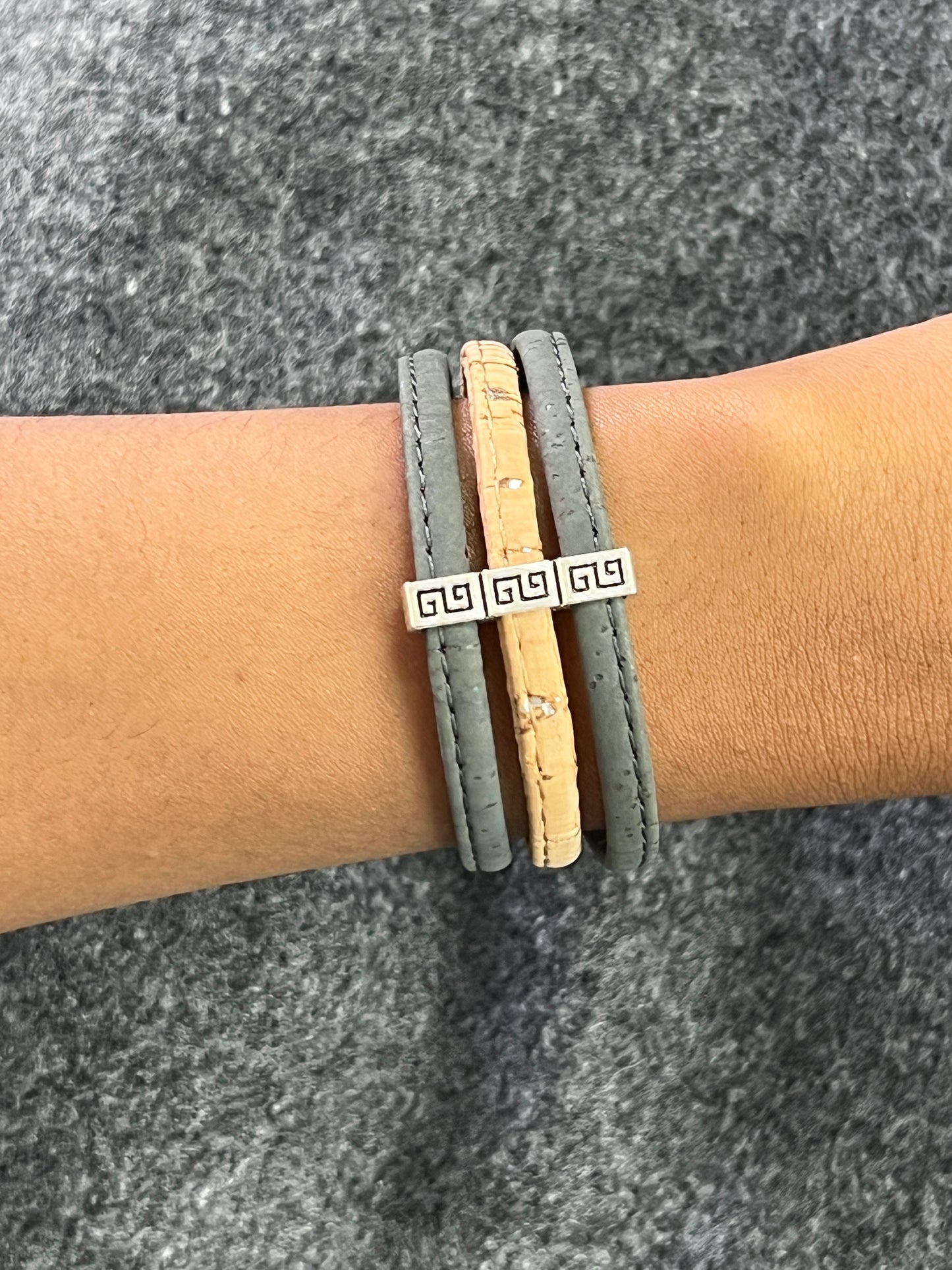 Cette gamme de bracelets est fabriqué en Corse, à Ajaccio. Le bracelet en lui même est composé de trois brins en liège de 5mm chacun, monté de ferrures en acier inoxydable.