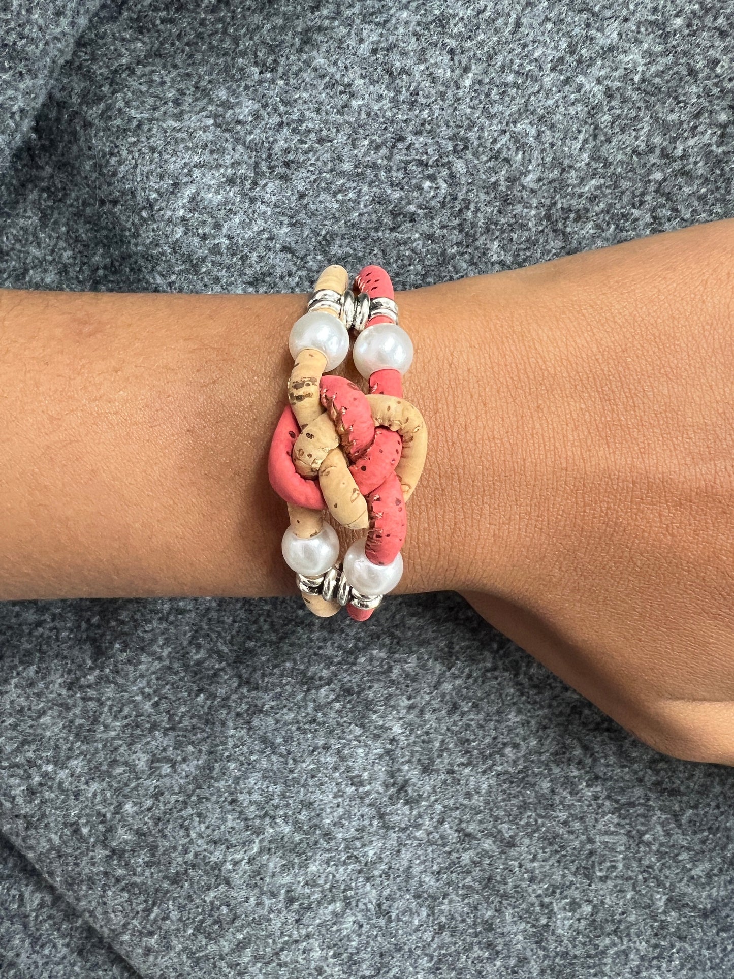 Ces bracelets sont composés de deux brins en liège naturel, agrémentés d'une perle d'eau douce pour une touche d'élégance. Les ferrures en acier inoxydable ajoutent de la solidité et de la durabilité à l'ensemble. C'est une option écologique et éthique pour les amateurs de bijoux de qualité.