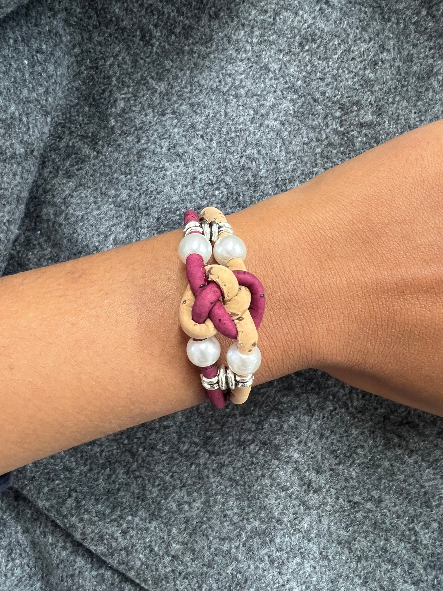 Ces bracelets sont composés de deux brins en liège naturel, agrémentés d'une perle d'eau douce pour une touche d'élégance. Les ferrures en acier inoxydable ajoutent de la solidité et de la durabilité à l'ensemble. C'est une option écologique et éthique pour les amateurs de bijoux de qualité.