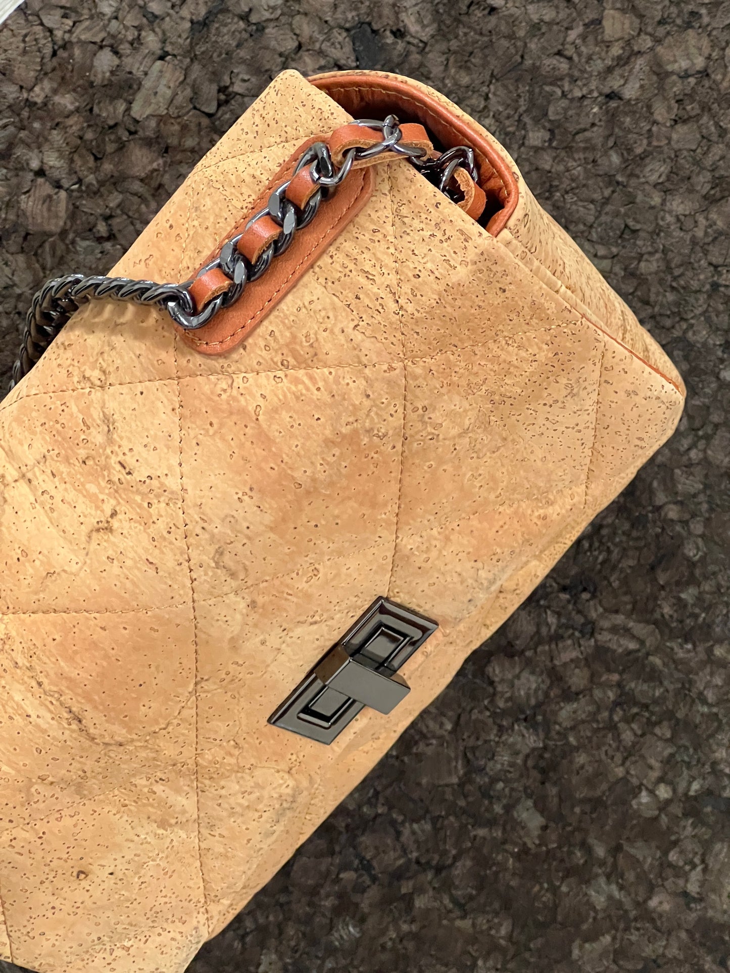 Laissez-vous charmer par ce sac en cuir de liège éco-responsable, créé avec amour et savoir-faire par une talentueuse créatrice originaire de Sardaigne. Sa bandoulière mélange harmonieusement la chaîne et le cuir , ajoutant une touche d'élégance et de polyvalence à votre style. L'intérieur du sac est doublé d'un tissu raffiné, offrant une protection douce à vos effets personnels.