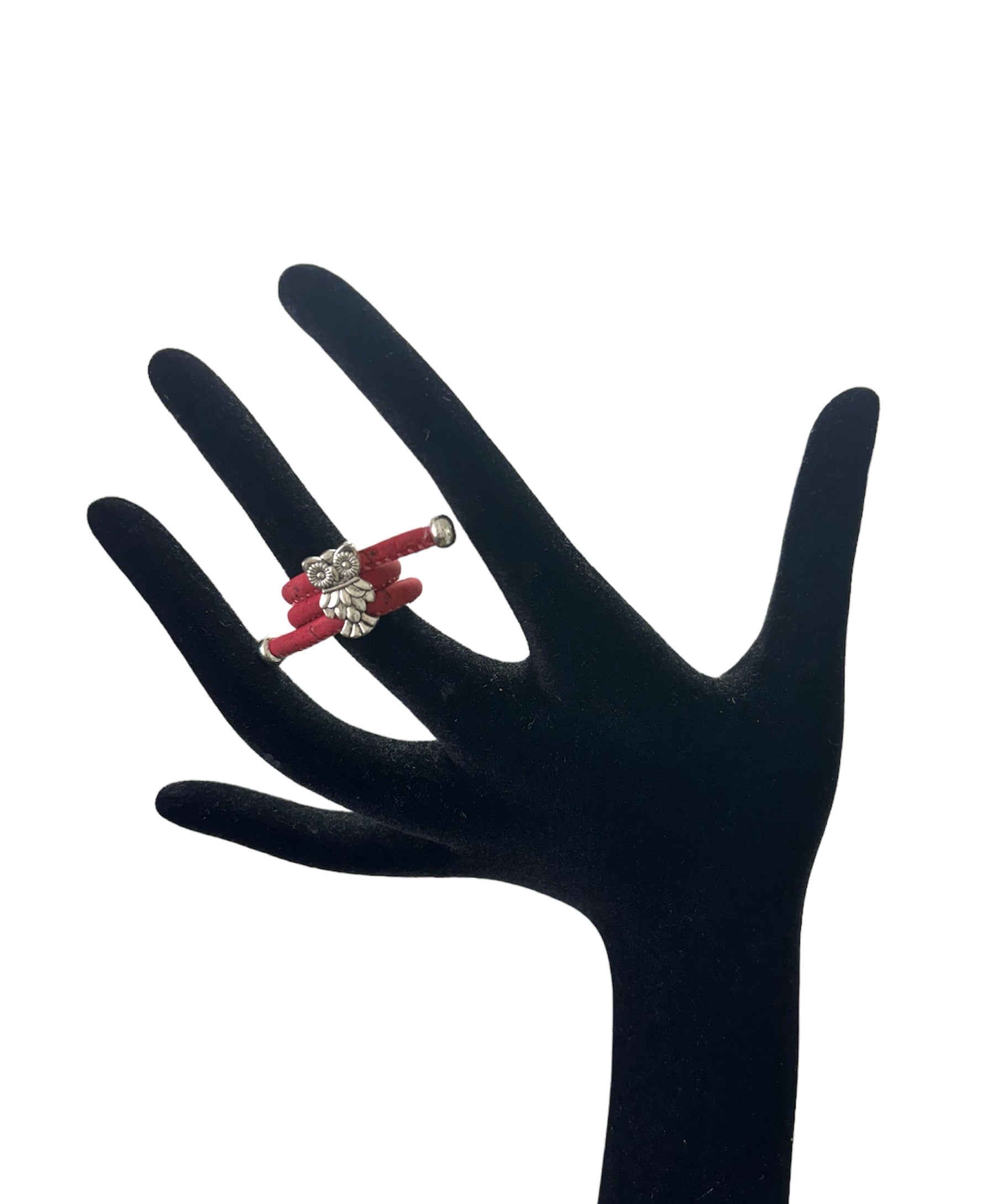 Bague en liège rouge porté