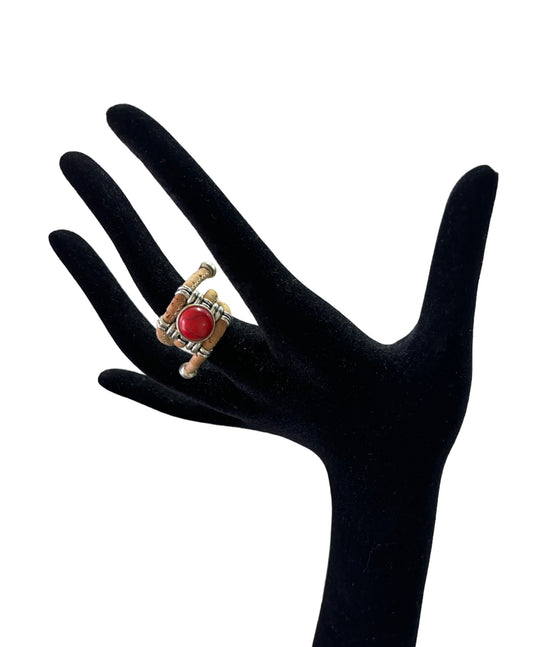 Bague perle rouge en liège porté