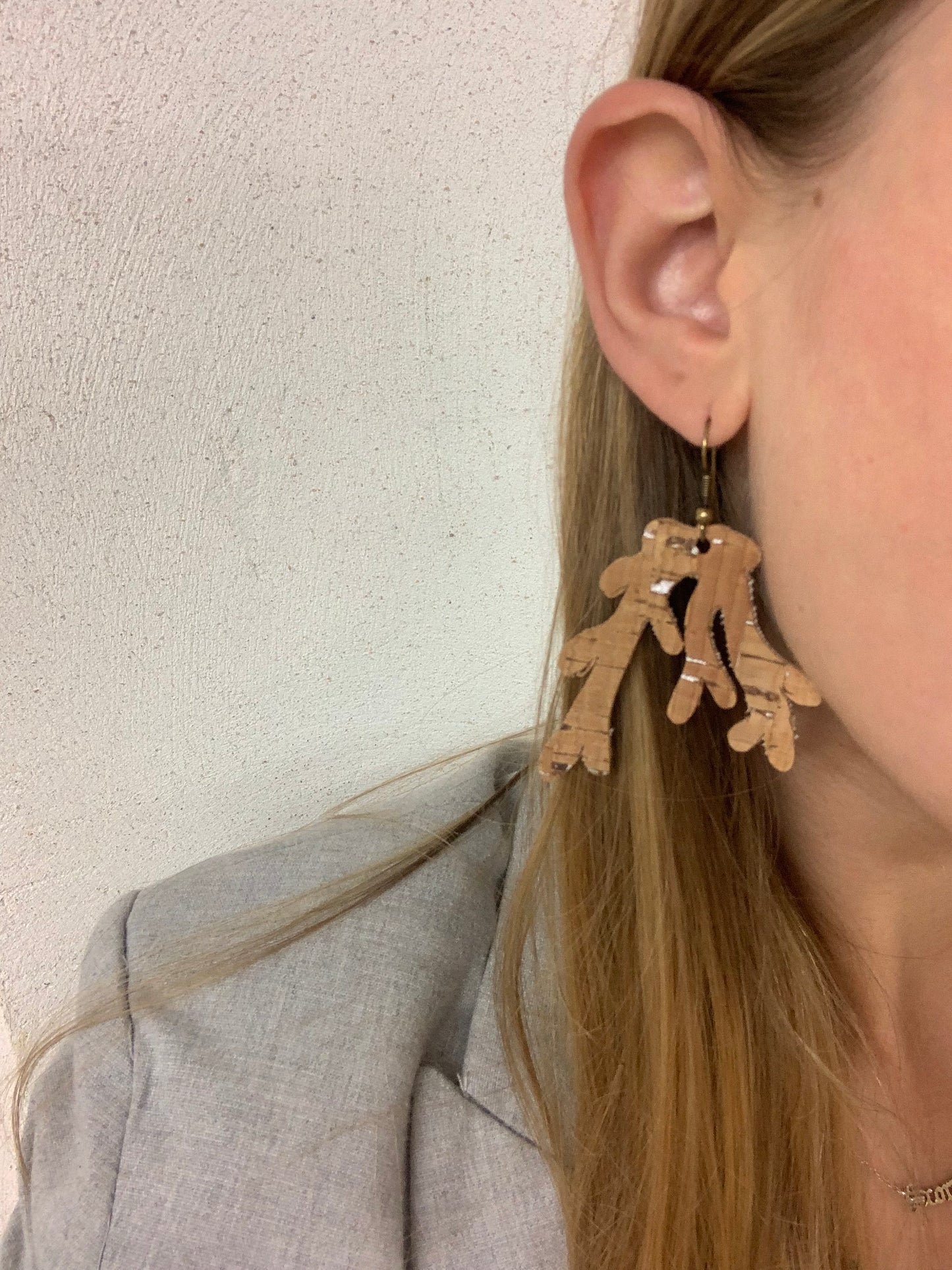 Boucles d'oreilles en liège naturel abstraite porté