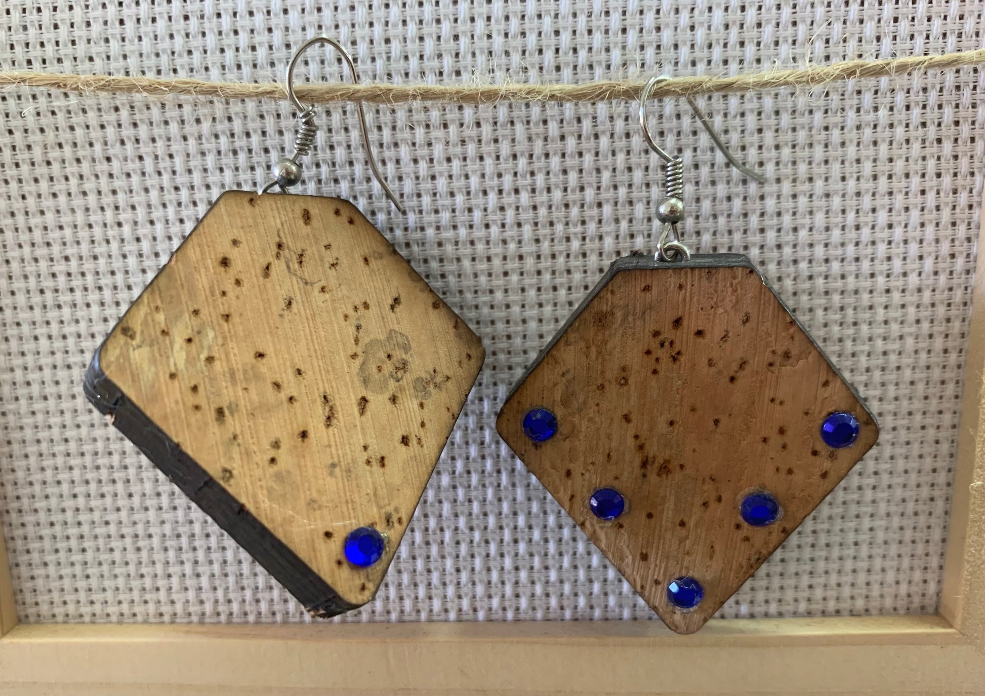 Boucle d'oreilles en liège Triangle strass bleu et un strass bleu derrière chaque boucle