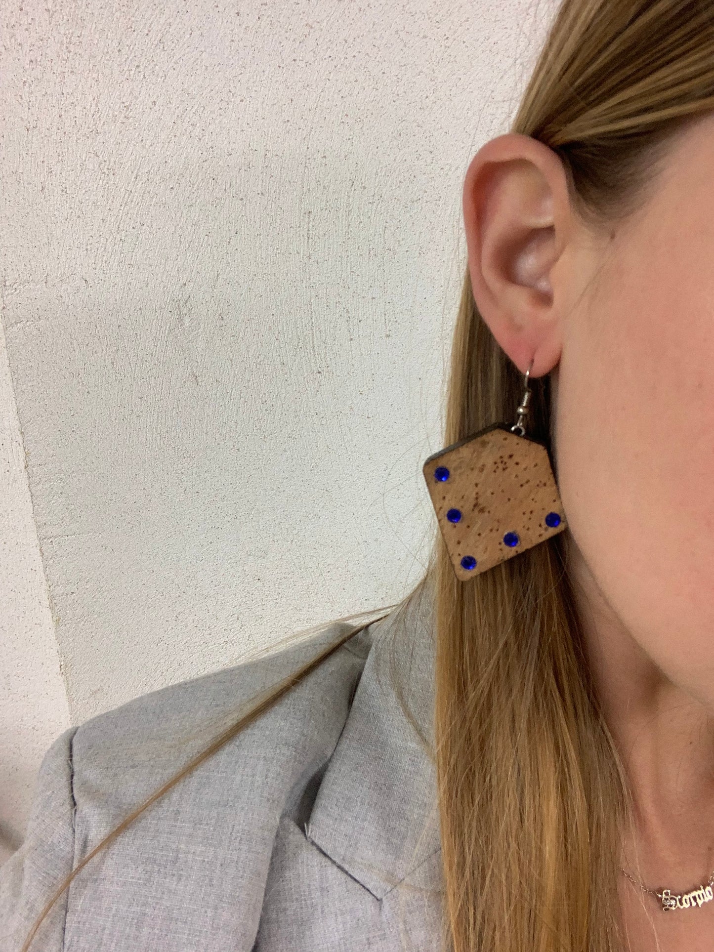 Boucle d'oreilles en liège Triangle strass bleu et un strass bleu derrière chaque boucle porté