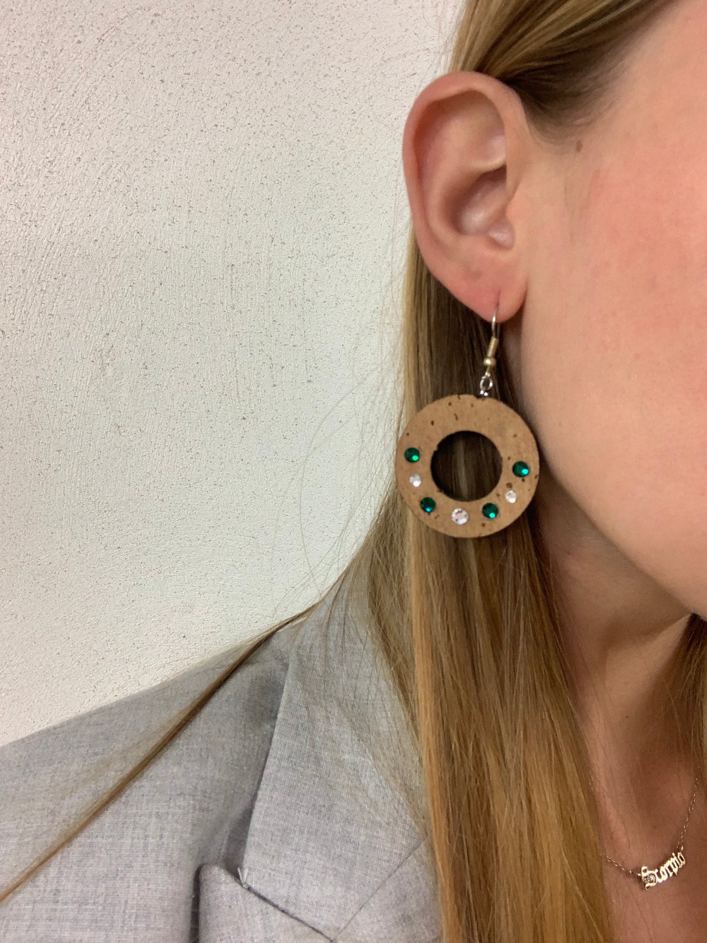 Boucles d'oreilles en liège donut strass vert foncé et argent porté