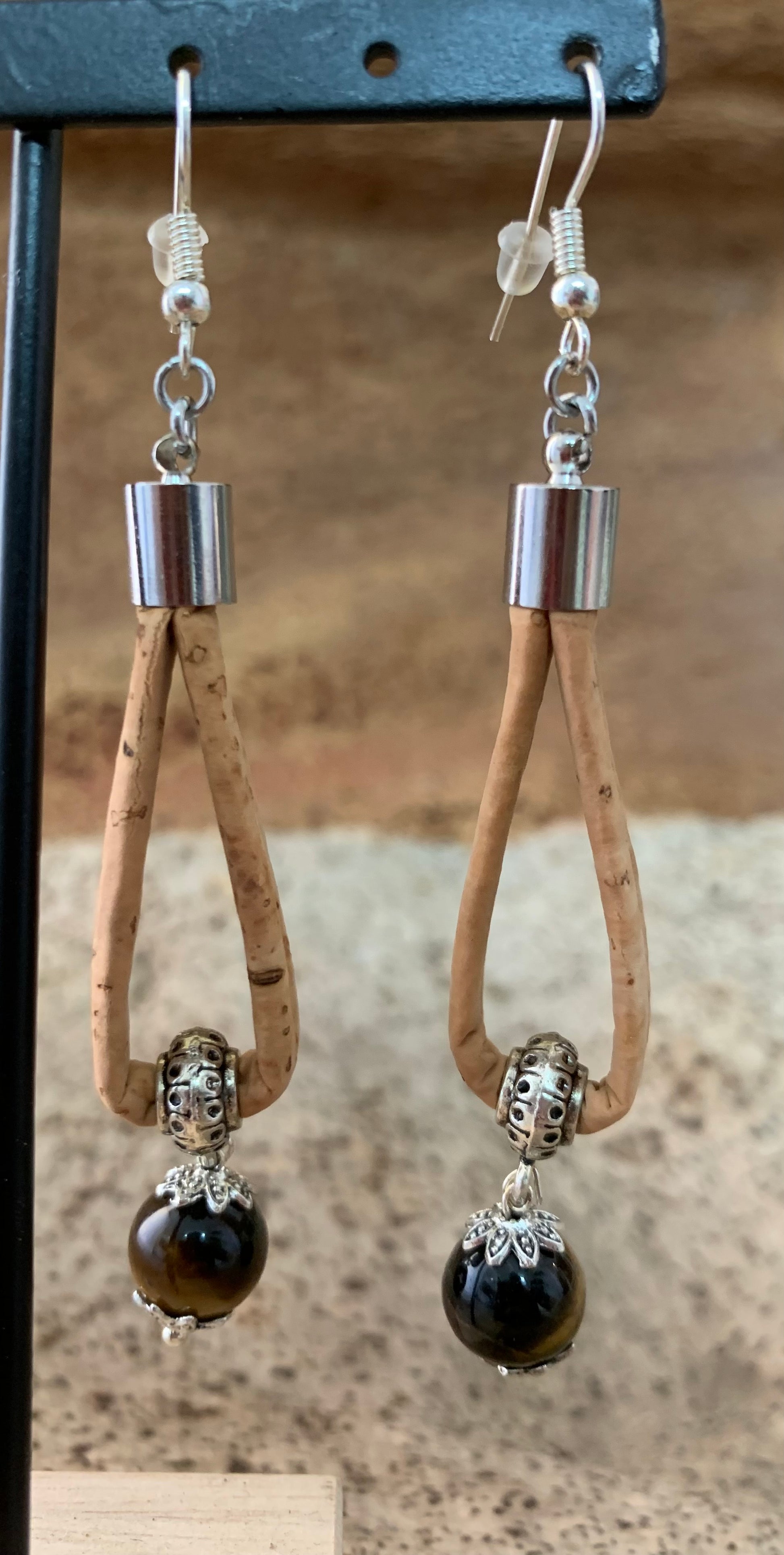 Boucles d'oreilles en liège Suberis perles marron, bijoux autour de la boule argenté, fermoir argent et fermé avec un bout transparent