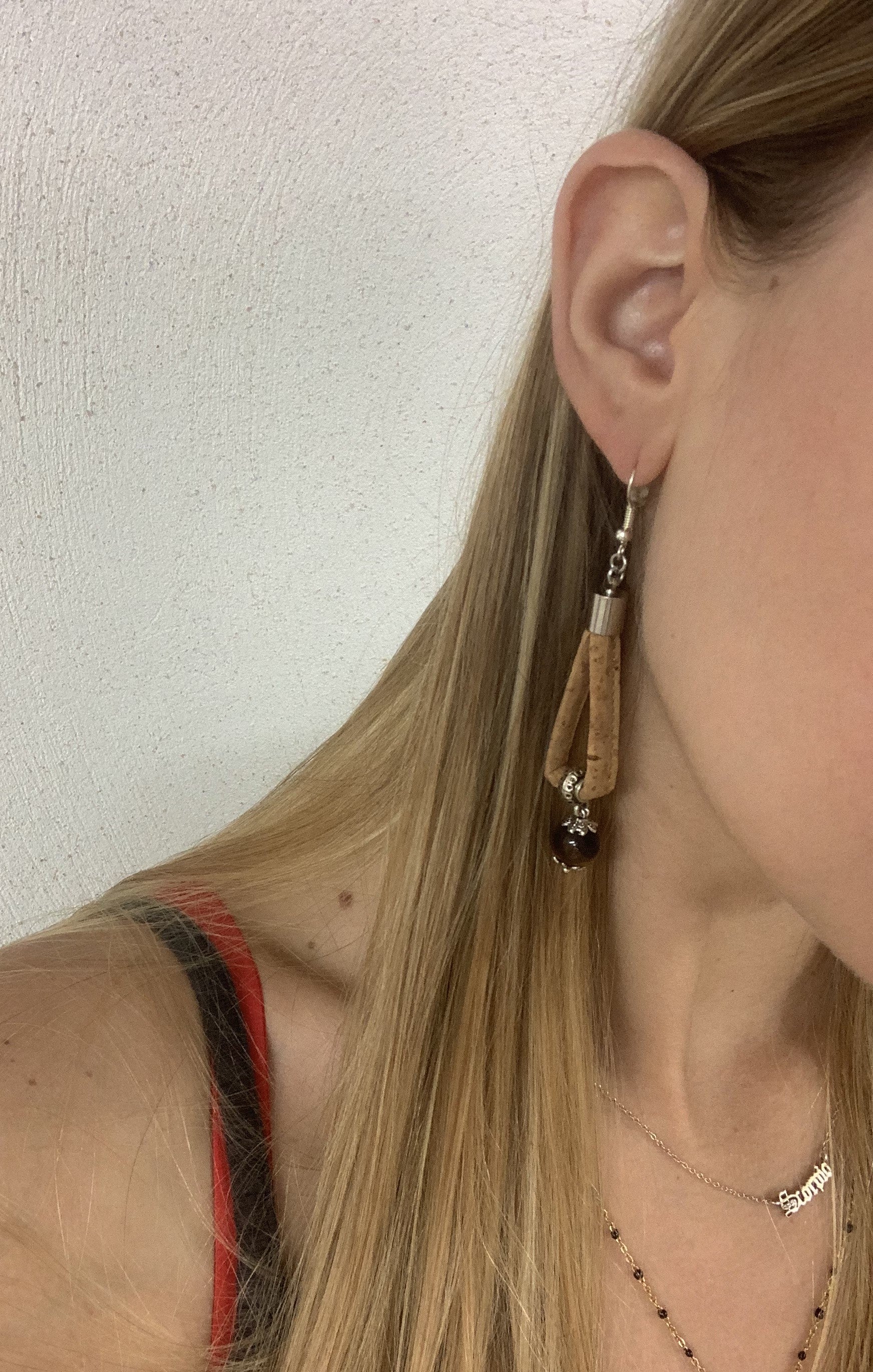 Boucles d'oreilles en liège Suberis perles marron, bijoux autour de la boule argenté, fermoir argent et fermé avec un bout transparent porté