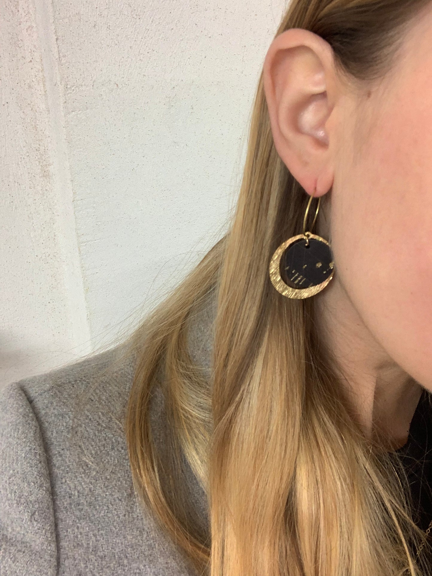 Boucles d'oreilles doré et liège noir LES AJACCIENNES