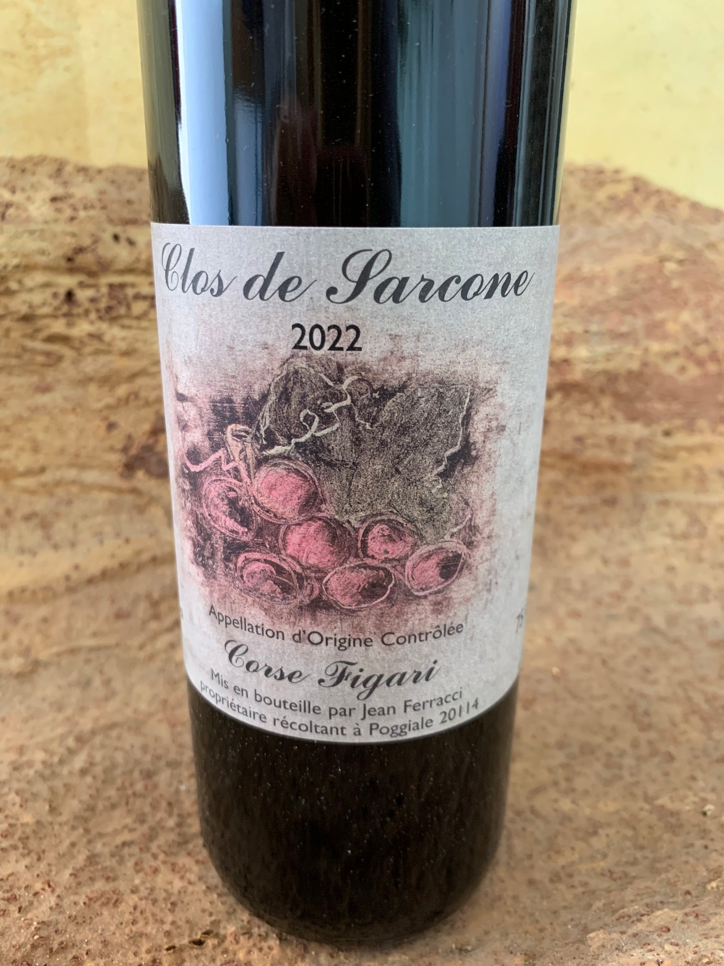 Bouteille de vin Clos de Sarcone 2022 AOP Corse Figari zoomé sur l'étiquette