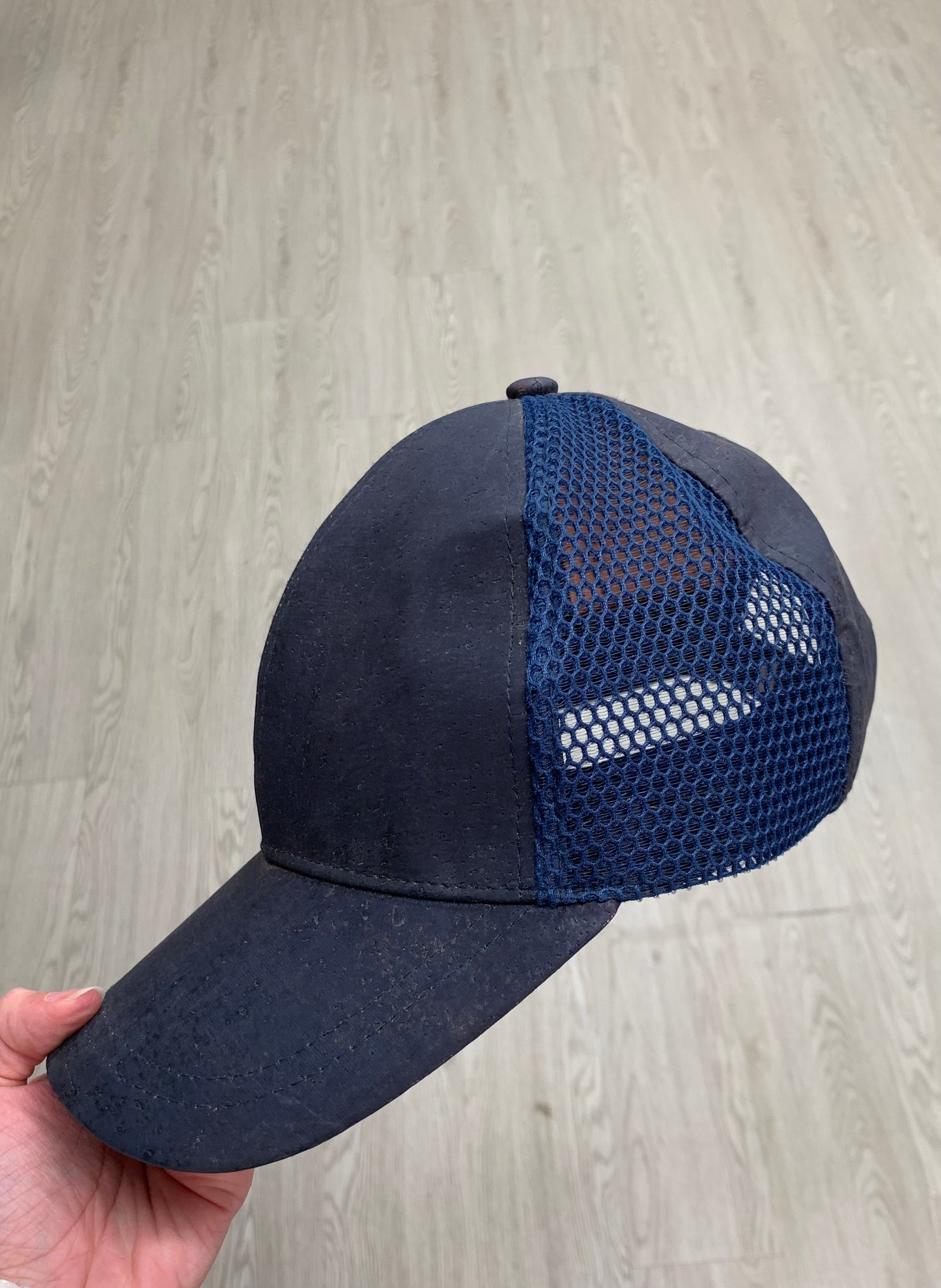 Casquette en liège teinté bleu et quadrillé transparant sur les côtés vu de côté