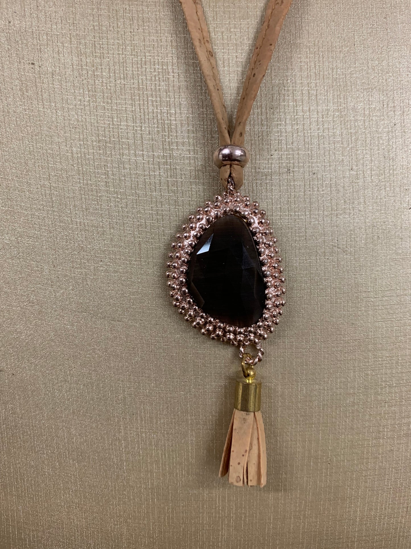 Collier en liège Suberis Black Pearly, pendentif en liège, attache chainette réglable plaqué or, forme de perle constitué de cristaux et perles doré et noir et d'un pompom en liège zoomé