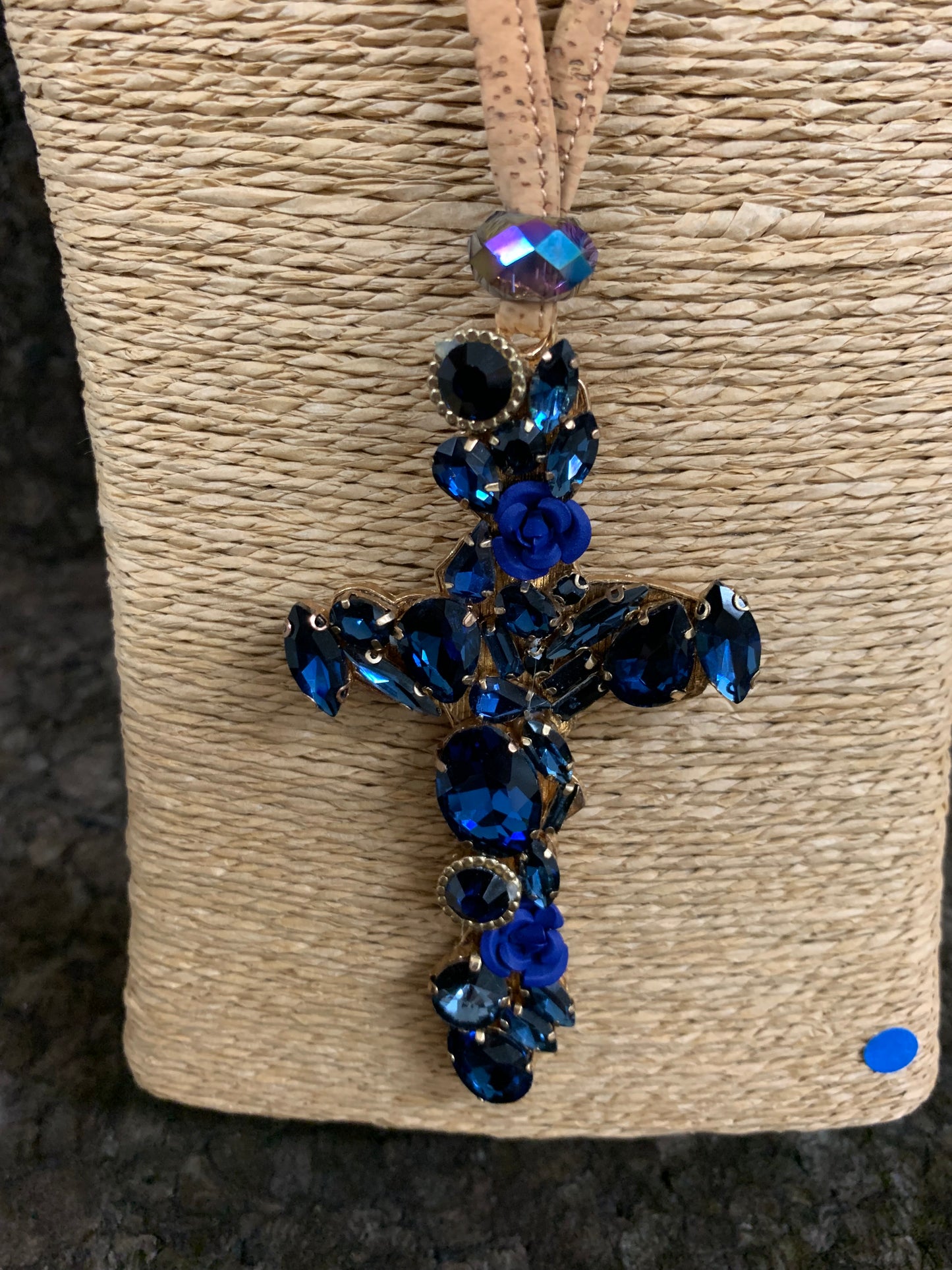 Collier en liège Suberis Blue Cross, pendentif en liège, attache chainette réglable plaqué or, croix cristaux et perles bleues zoomé