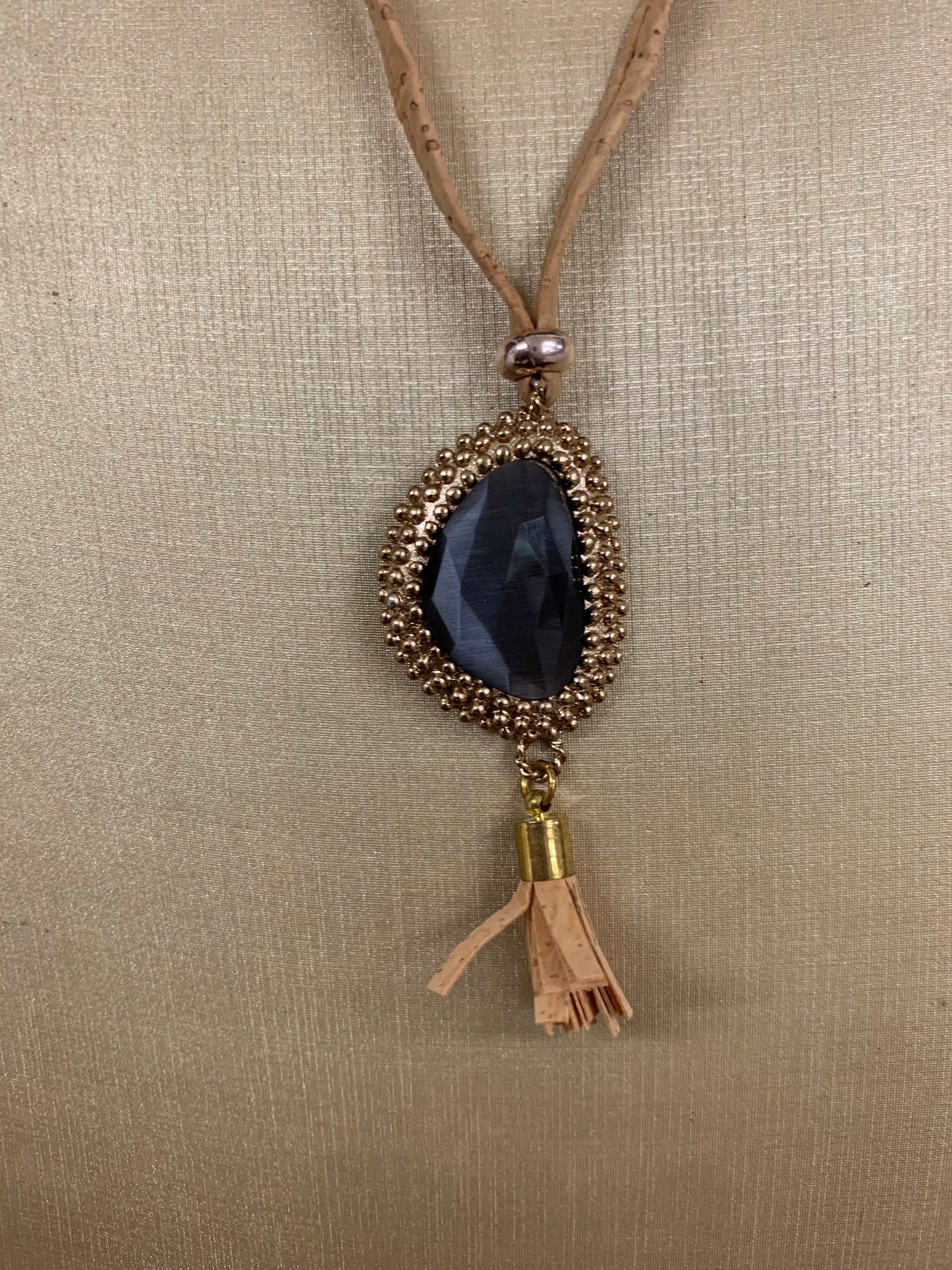 Collier en liège Suberis Blue Pearly, pendentif en liège, attache chainette réglable plaqué or, forme de perle constitué de cristaux et perles doré et bleu et d'un pompom en liège zoomé