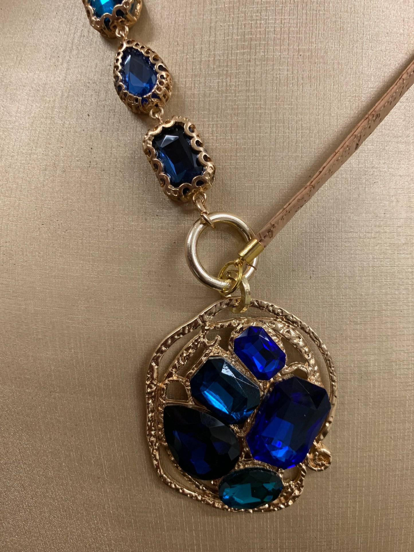 Collier en liège Suberis Blue Saphyre, pendentif en liège, fermoir chainette réglable plaqué or, bijoux plaqué or, perles et cristaux bleus zoomé