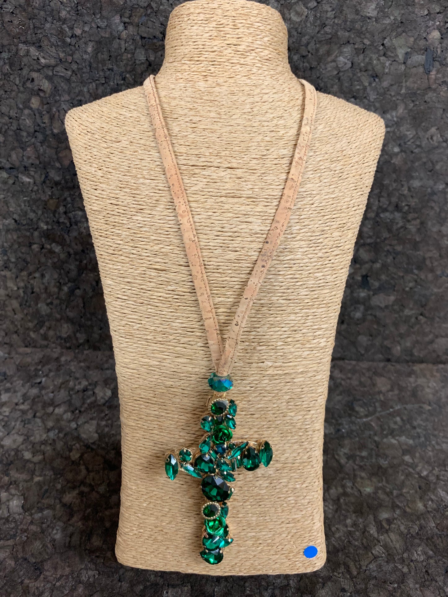 Collier en liège Suberis Green Cross, pendentif en liège, attache chainette réglable plaqué or, croix cristaux et perles vertes